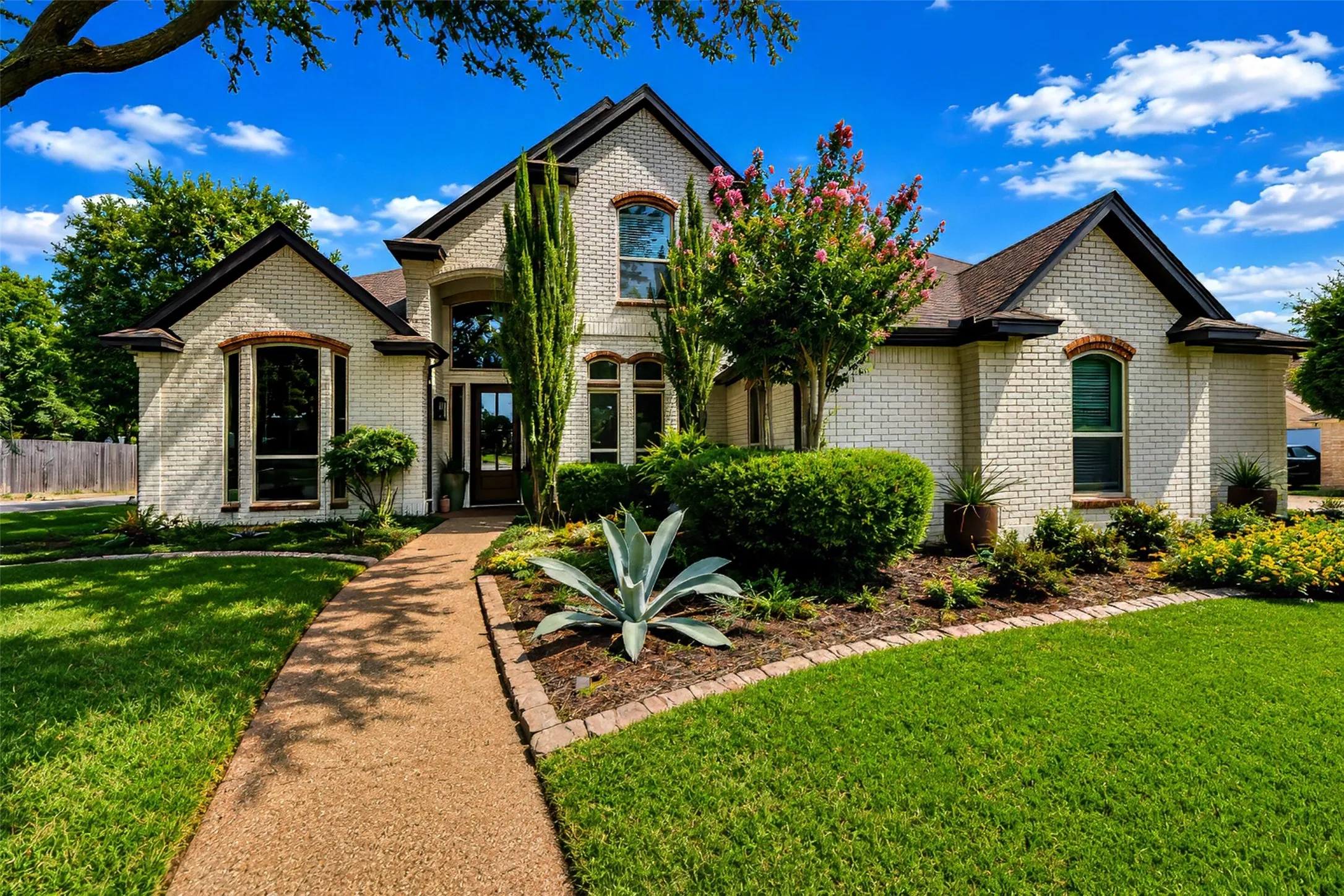 Single Family Residence For Sale in Tarrant County , 789 Tall Oak Lane, Keller, Texas 76248, 4 Bedroom, 3 Bathroom, 3 Garage spaces, 3,104 Sqft, built in 1989, mls#21321780, Real Estate Agent in Keller, Homes For Sale in Tarrant county, Homes For Sale in Keller, Realtor in Keller Texas, Real Estate Brokerage Independent Realty Texas, Luminita Cordes Realtor