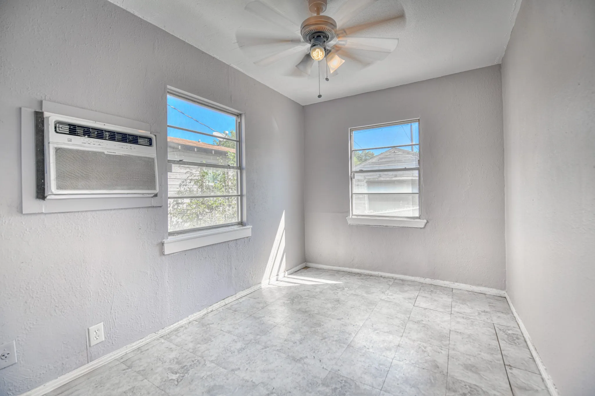 Single Family Residence For Rent in Dallas County , 3330 Utah Avenue, Dallas, Texas 75216, 2 Bedroom, 1 Bathroom, Garage spaces, 792 Sqft, built in 1949, mls#21346629, Real Estate Agent in Dallas, Homes For Rent in Dallas county, Homes For Rent in Dallas, Realtor in Dallas Texas, Real Estate Brokerage Independent Realty Texas, Luminita Cordes Realtor