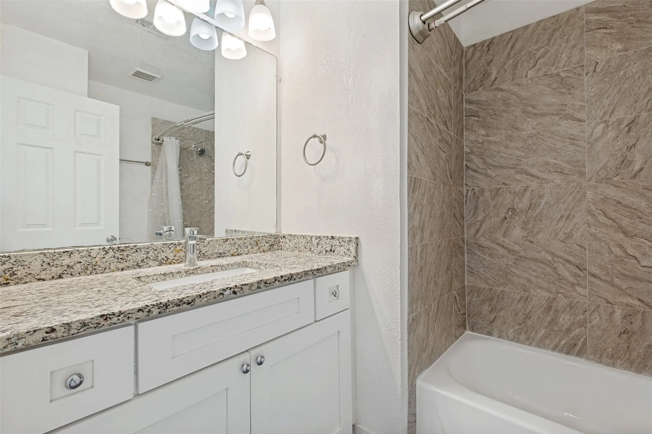 Condominium For Rent in Dallas County , 4624 San Jacinto Street B, Dallas, Texas 75204, 2 Bedroom, 3 Bathroom, Garage spaces, 1,315 Sqft, built in 1983, Price $1,799, mls#21345501, Real Estate Agent in Dallas, Homes For Rent in Dallas county, Homes For Rent in Dallas, Realtor in Dallas Texas, Real Estate Brokerage Independent Realty Texas, Luminita Cordes Realtor