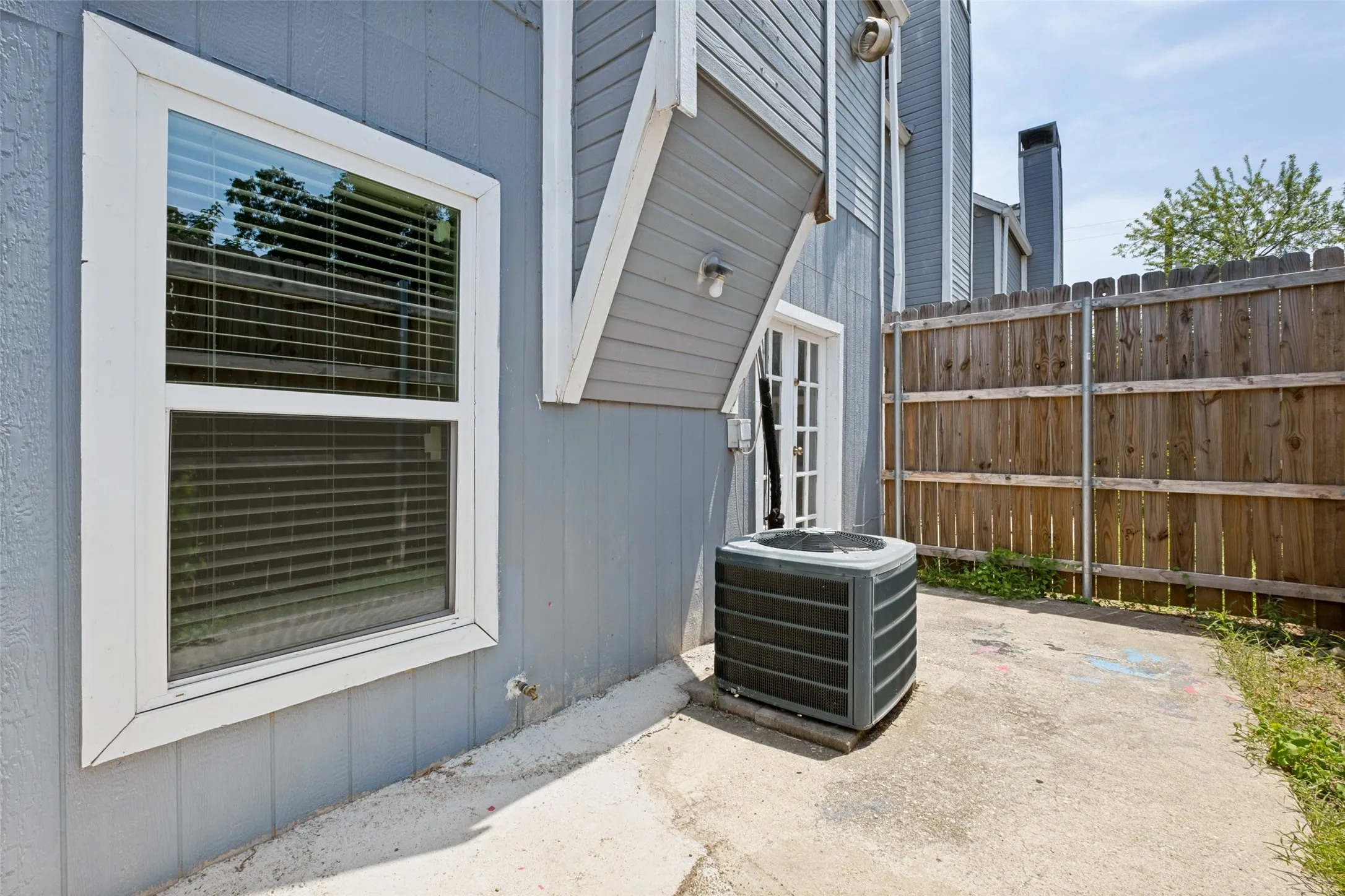Condominium For Rent in Dallas County , 4624 San Jacinto Street B, Dallas, Texas 75204, 2 Bedroom, 3 Bathroom, Garage spaces, 1,315 Sqft, built in 1983, Price $1,799, mls#21345501, Real Estate Agent in Dallas, Homes For Rent in Dallas county, Homes For Rent in Dallas, Realtor in Dallas Texas, Real Estate Brokerage Independent Realty Texas, Luminita Cordes Realtor