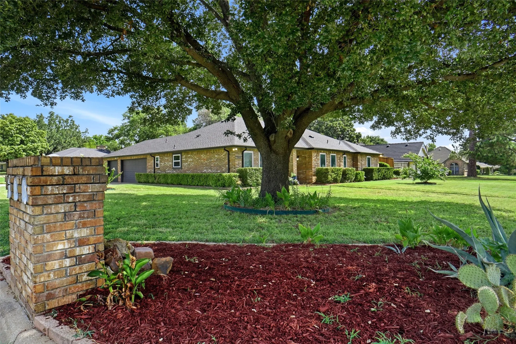 Single Family Residence For Sale in Tarrant County , 2146 Westwood Terrace, Grapevine, Texas 76051, 4 Bedroom, 2 Bathroom, 3 Garage spaces, 2,569 Sqft, built in 1992, mls#21346624, Real Estate Agent in Grapevine, Homes For Sale in Tarrant county, Homes For Sale in Grapevine, Realtor in Grapevine Texas, Real Estate Brokerage Independent Realty Texas, Luminita Cordes Realtor
