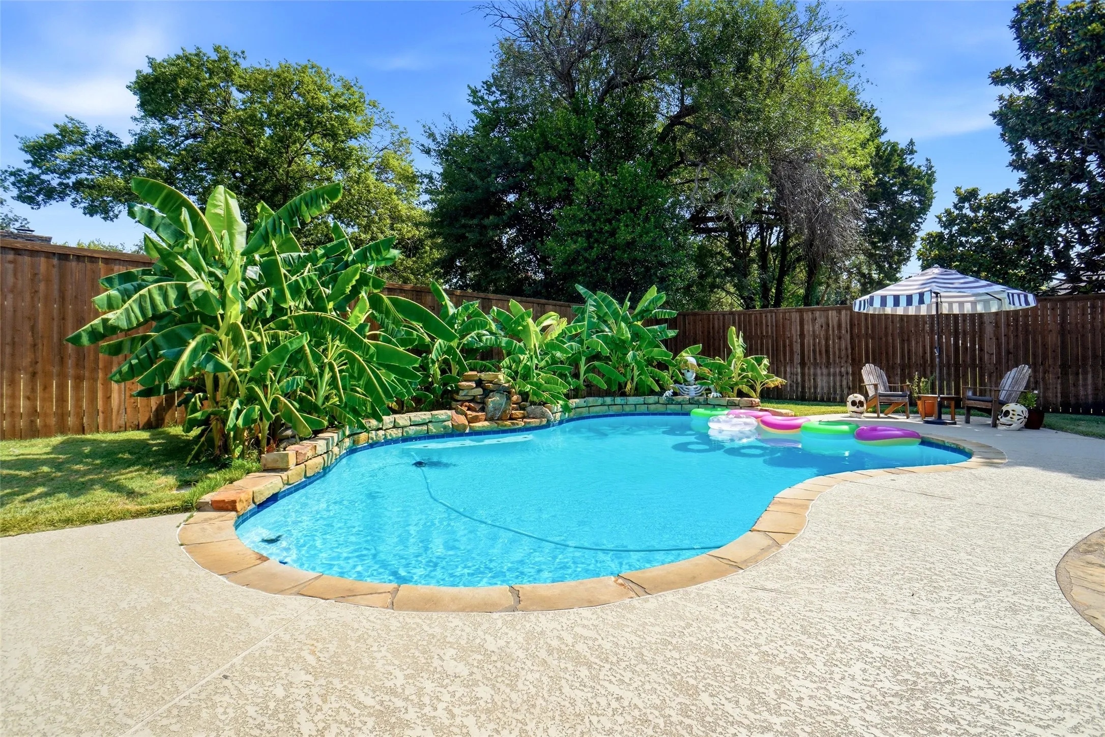 Single Family Residence For Sale in Tarrant County , 2146 Westwood Terrace, Grapevine, Texas 76051, 4 Bedroom, 2 Bathroom, 3 Garage spaces, 2,569 Sqft, built in 1992, mls#21346624, Real Estate Agent in Grapevine, Homes For Sale in Tarrant county, Homes For Sale in Grapevine, Realtor in Grapevine Texas, Real Estate Brokerage Independent Realty Texas, Luminita Cordes Realtor