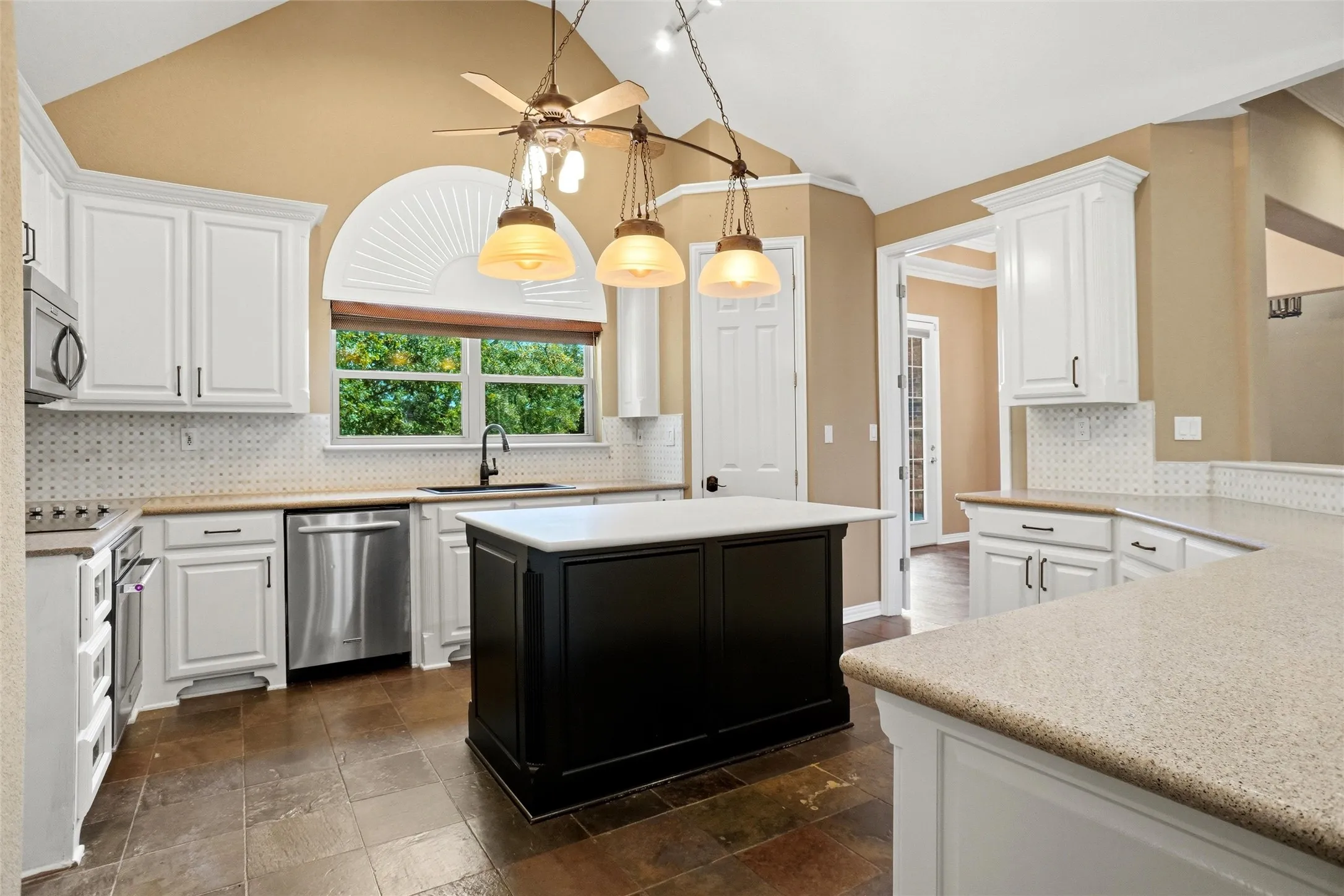 Single Family Residence For Sale in Denton County , 8998 Hilltop Road, Argyle, Texas 76226, 4 Bedroom, 3 Bathroom, 3 Garage spaces, 2,932 Sqft, built in 2000, mls#21346613, Real Estate Agent in Argyle, Homes For Sale in Denton county, Homes For Sale in Argyle, Realtor in Argyle Texas, Real Estate Brokerage Independent Realty Texas, Luminita Cordes Realtor