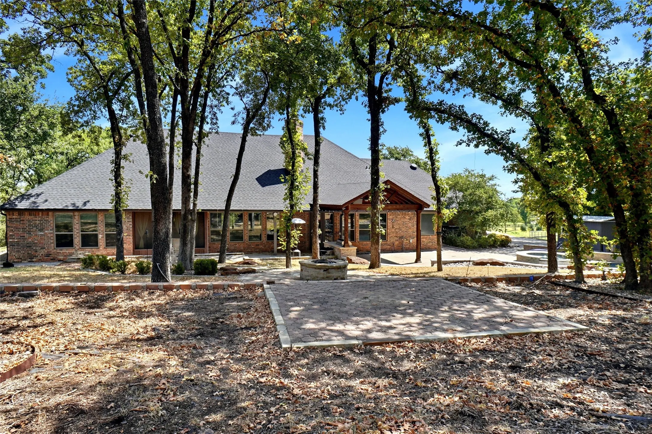 Single Family Residence For Sale in Denton County , 8998 Hilltop Road, Argyle, Texas 76226, 4 Bedroom, 3 Bathroom, 3 Garage spaces, 2,932 Sqft, built in 2000, mls#21346613, Real Estate Agent in Argyle, Homes For Sale in Denton county, Homes For Sale in Argyle, Realtor in Argyle Texas, Real Estate Brokerage Independent Realty Texas, Luminita Cordes Realtor