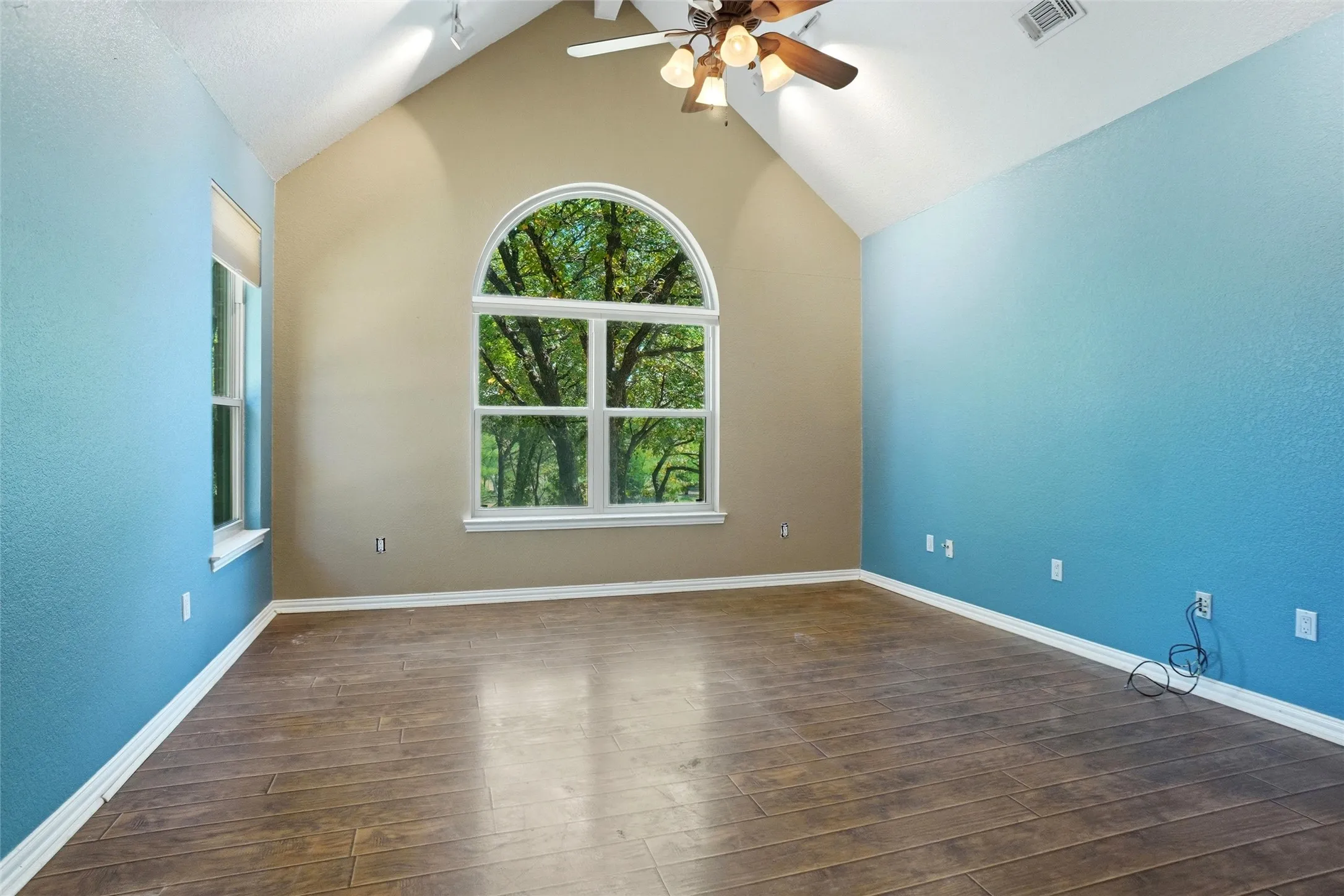 Single Family Residence For Sale in Denton County , 8998 Hilltop Road, Argyle, Texas 76226, 4 Bedroom, 3 Bathroom, 3 Garage spaces, 2,932 Sqft, built in 2000, mls#21346613, Real Estate Agent in Argyle, Homes For Sale in Denton county, Homes For Sale in Argyle, Realtor in Argyle Texas, Real Estate Brokerage Independent Realty Texas, Luminita Cordes Realtor