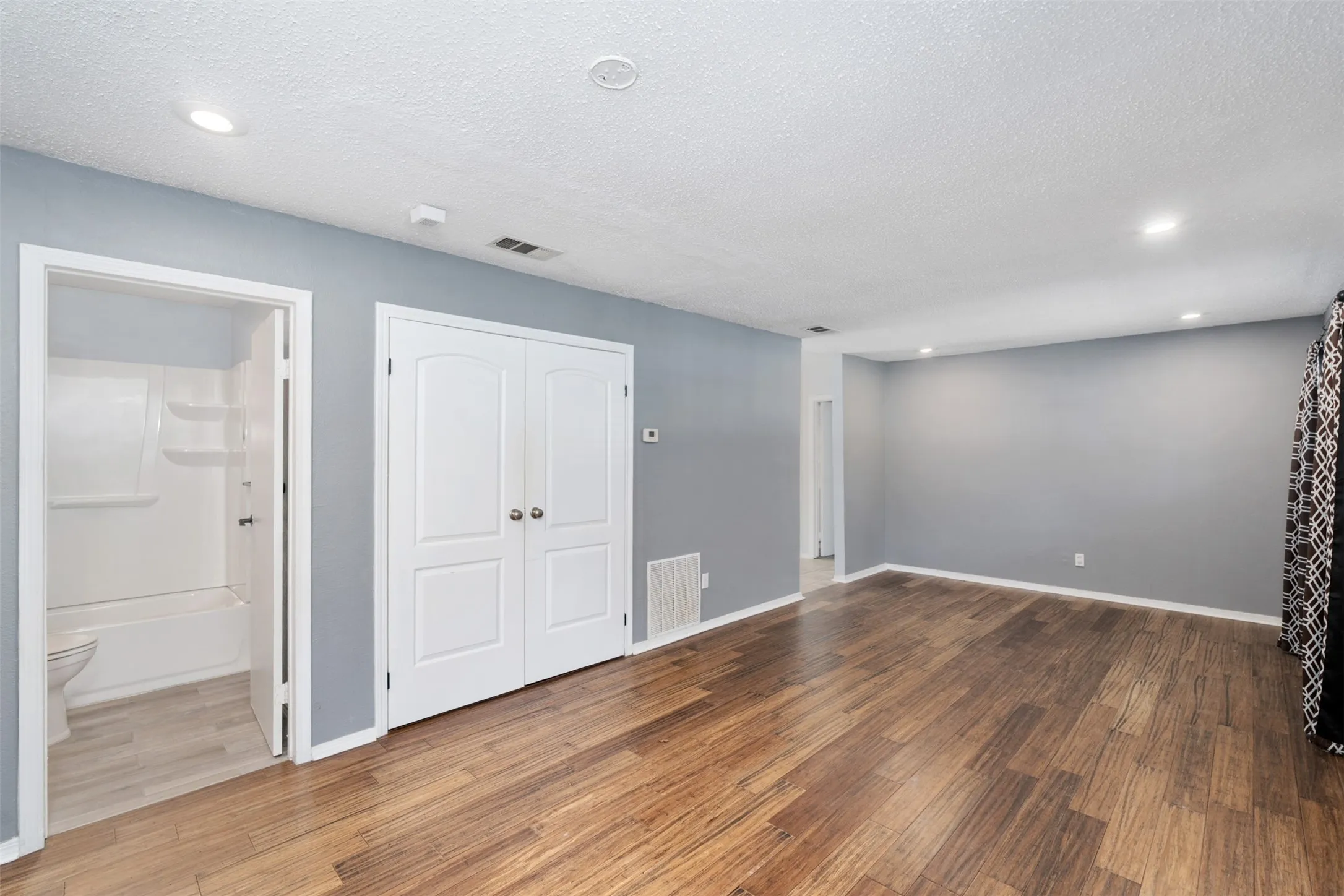 Single Family Residence For Sale in Henderson County , 217 Pierce Drive, Mabank, Texas 75156, 3 Bedroom, 2 Bathroom, Garage spaces, 1,452 Sqft, built in 1984, mls#21340459, Real Estate Agent in Mabank, Homes For Sale in Henderson county, Homes For Sale in Mabank, Realtor in Mabank Texas, Real Estate Brokerage Independent Realty Texas, Luminita Cordes Realtor