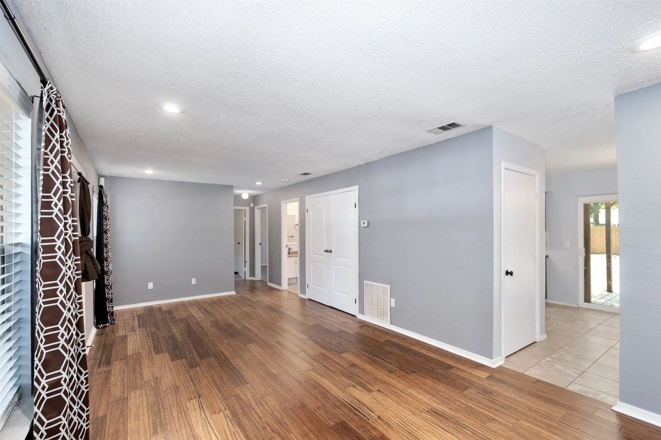 Single Family Residence For Sale in Henderson County , 217 Pierce Drive, Mabank, Texas 75156, 3 Bedroom, 2 Bathroom, Garage spaces, 1,452 Sqft, built in 1984, mls#21340459, Real Estate Agent in Mabank, Homes For Sale in Henderson county, Homes For Sale in Mabank, Realtor in Mabank Texas, Real Estate Brokerage Independent Realty Texas, Luminita Cordes Realtor