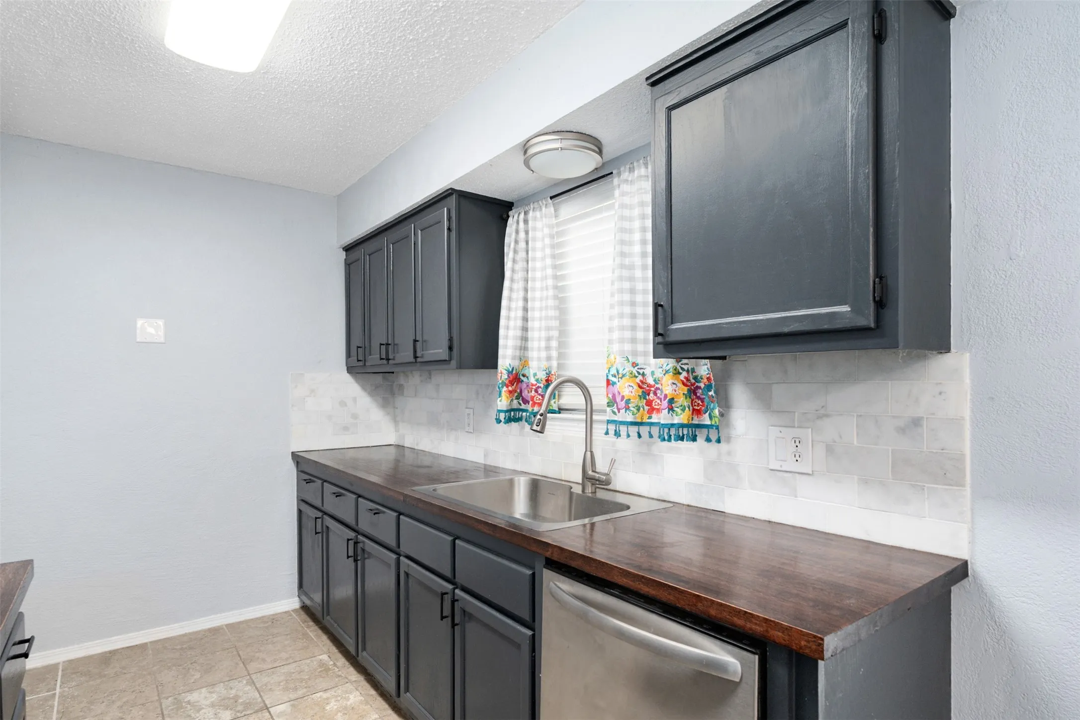 Single Family Residence For Sale in Henderson County , 217 Pierce Drive, Mabank, Texas 75156, 3 Bedroom, 2 Bathroom, Garage spaces, 1,452 Sqft, built in 1984, mls#21340459, Real Estate Agent in Mabank, Homes For Sale in Henderson county, Homes For Sale in Mabank, Realtor in Mabank Texas, Real Estate Brokerage Independent Realty Texas, Luminita Cordes Realtor