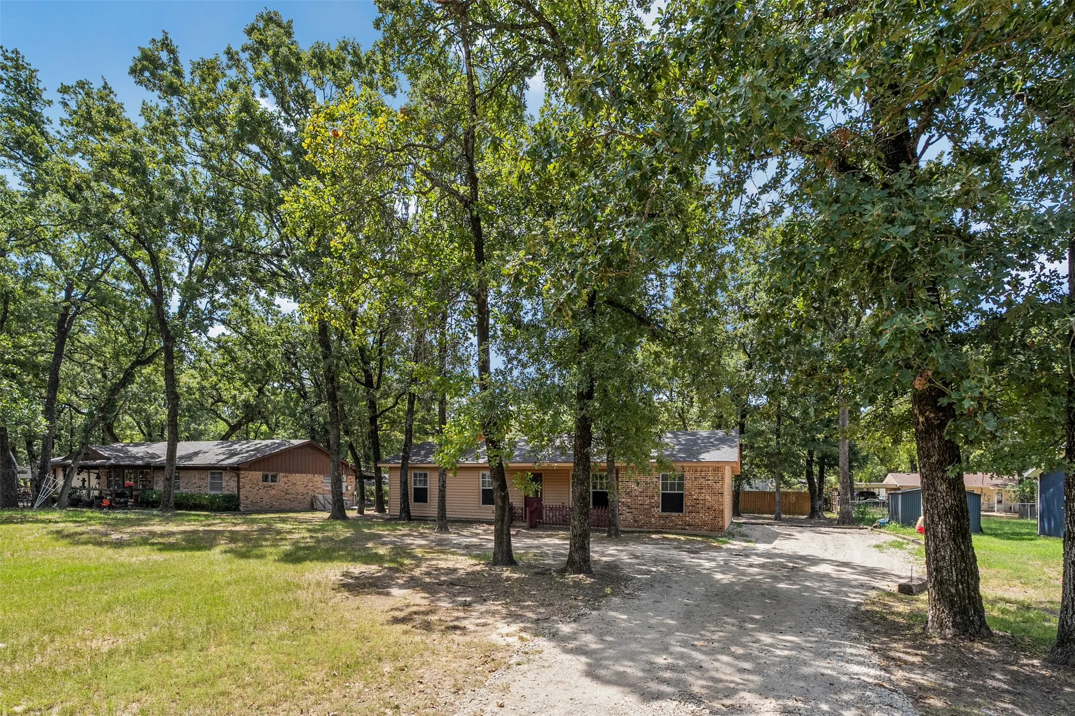 Single Family Residence For Sale in Henderson County , 217 Pierce Drive, Mabank, Texas 75156, 3 Bedroom, 2 Bathroom, Garage spaces, 1,452 Sqft, built in 1984, mls#21340459, Real Estate Agent in Mabank, Homes For Sale in Henderson county, Homes For Sale in Mabank, Realtor in Mabank Texas, Real Estate Brokerage Independent Realty Texas, Luminita Cordes Realtor