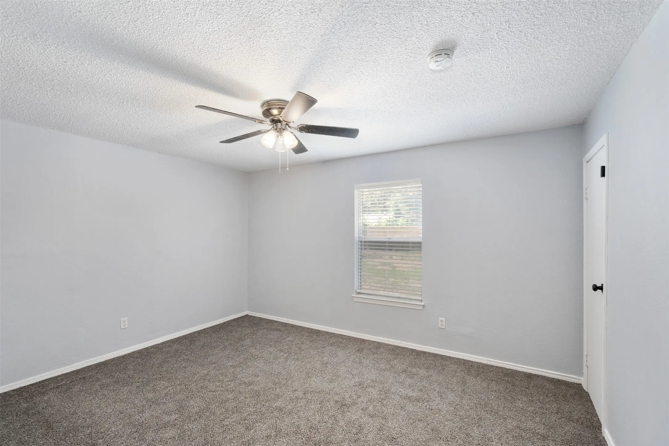 Single Family Residence For Sale in Henderson County , 217 Pierce Drive, Mabank, Texas 75156, 3 Bedroom, 2 Bathroom, Garage spaces, 1,452 Sqft, built in 1984, mls#21340459, Real Estate Agent in Mabank, Homes For Sale in Henderson county, Homes For Sale in Mabank, Realtor in Mabank Texas, Real Estate Brokerage Independent Realty Texas, Luminita Cordes Realtor