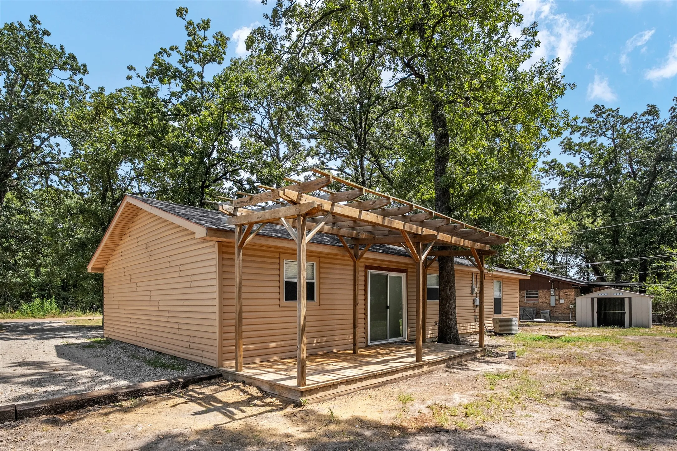Single Family Residence For Sale in Henderson County , 217 Pierce Drive, Mabank, Texas 75156, 3 Bedroom, 2 Bathroom, Garage spaces, 1,452 Sqft, built in 1984, mls#21340459, Real Estate Agent in Mabank, Homes For Sale in Henderson county, Homes For Sale in Mabank, Realtor in Mabank Texas, Real Estate Brokerage Independent Realty Texas, Luminita Cordes Realtor