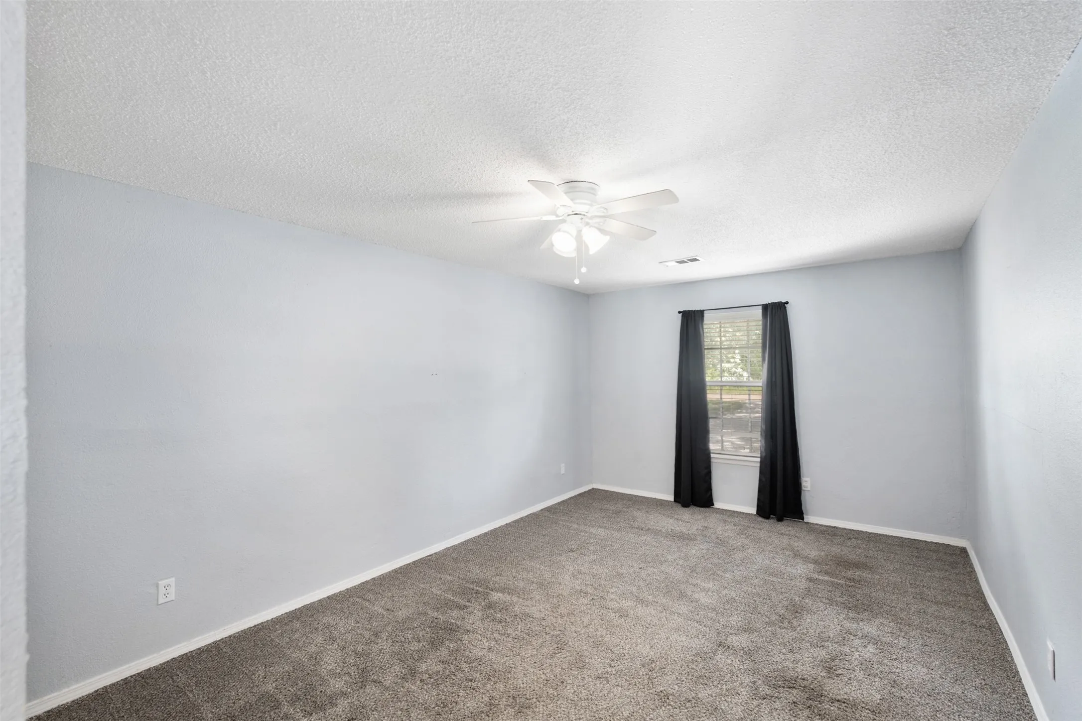 Single Family Residence For Sale in Henderson County , 217 Pierce Drive, Mabank, Texas 75156, 3 Bedroom, 2 Bathroom, Garage spaces, 1,452 Sqft, built in 1984, mls#21340459, Real Estate Agent in Mabank, Homes For Sale in Henderson county, Homes For Sale in Mabank, Realtor in Mabank Texas, Real Estate Brokerage Independent Realty Texas, Luminita Cordes Realtor