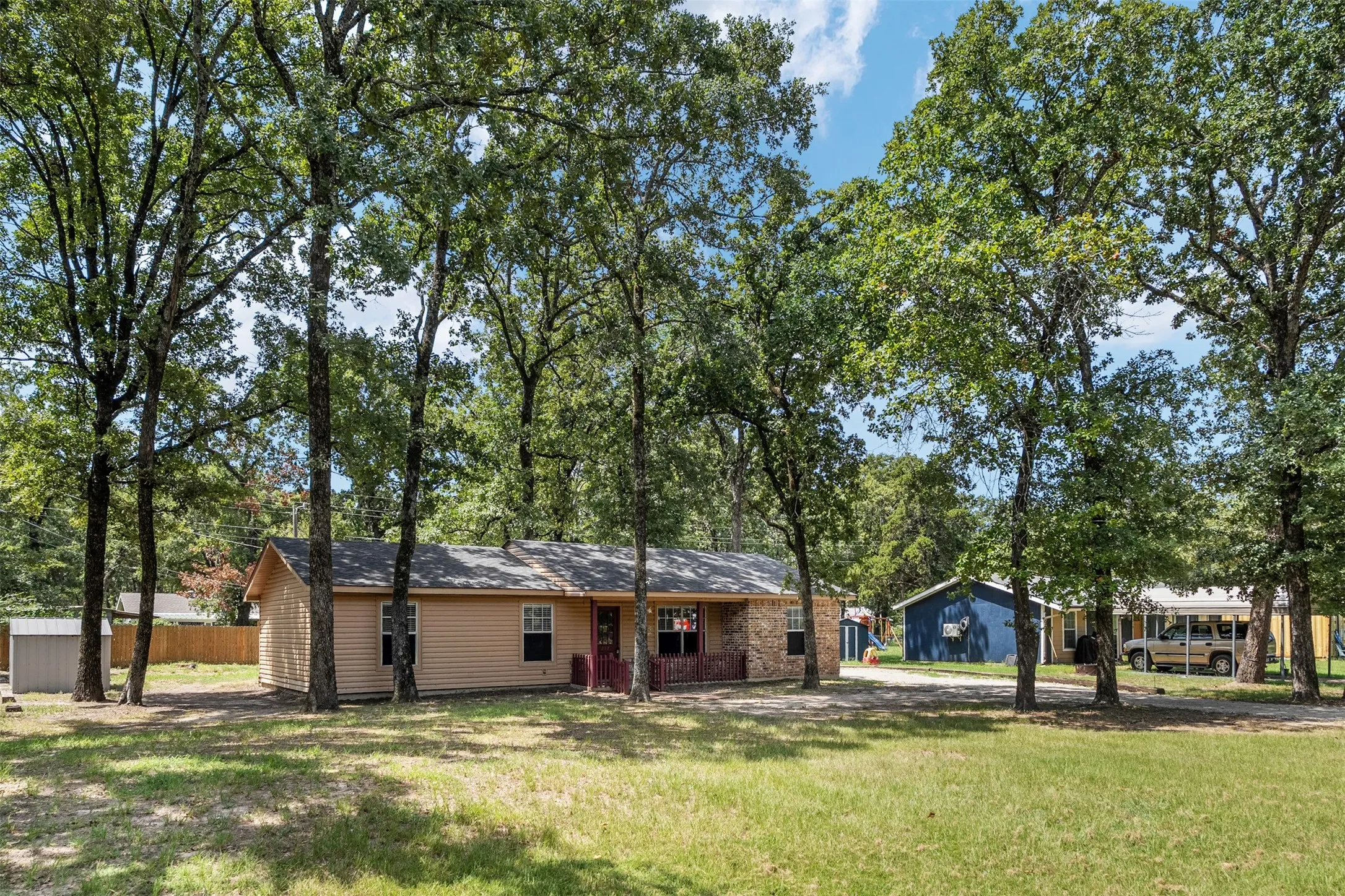 Single Family Residence For Sale in Henderson County , 217 Pierce Drive, Mabank, Texas 75156, 3 Bedroom, 2 Bathroom, Garage spaces, 1,452 Sqft, built in 1984, mls#21340459, Real Estate Agent in Mabank, Homes For Sale in Henderson county, Homes For Sale in Mabank, Realtor in Mabank Texas, Real Estate Brokerage Independent Realty Texas, Luminita Cordes Realtor