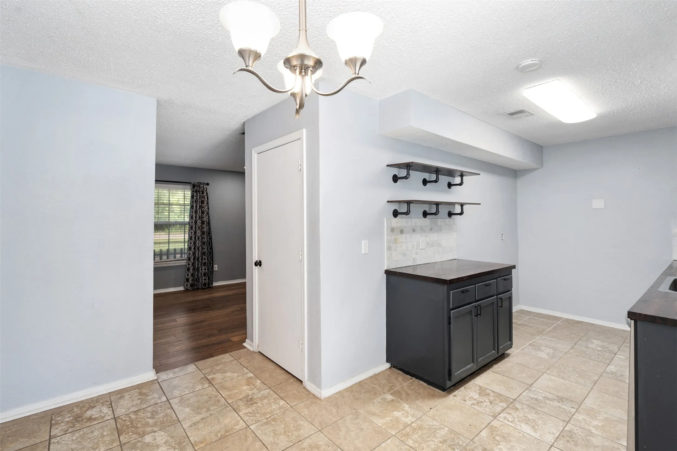 Single Family Residence For Sale in Henderson County , 217 Pierce Drive, Mabank, Texas 75156, 3 Bedroom, 2 Bathroom, Garage spaces, 1,452 Sqft, built in 1984, mls#21340459, Real Estate Agent in Mabank, Homes For Sale in Henderson county, Homes For Sale in Mabank, Realtor in Mabank Texas, Real Estate Brokerage Independent Realty Texas, Luminita Cordes Realtor