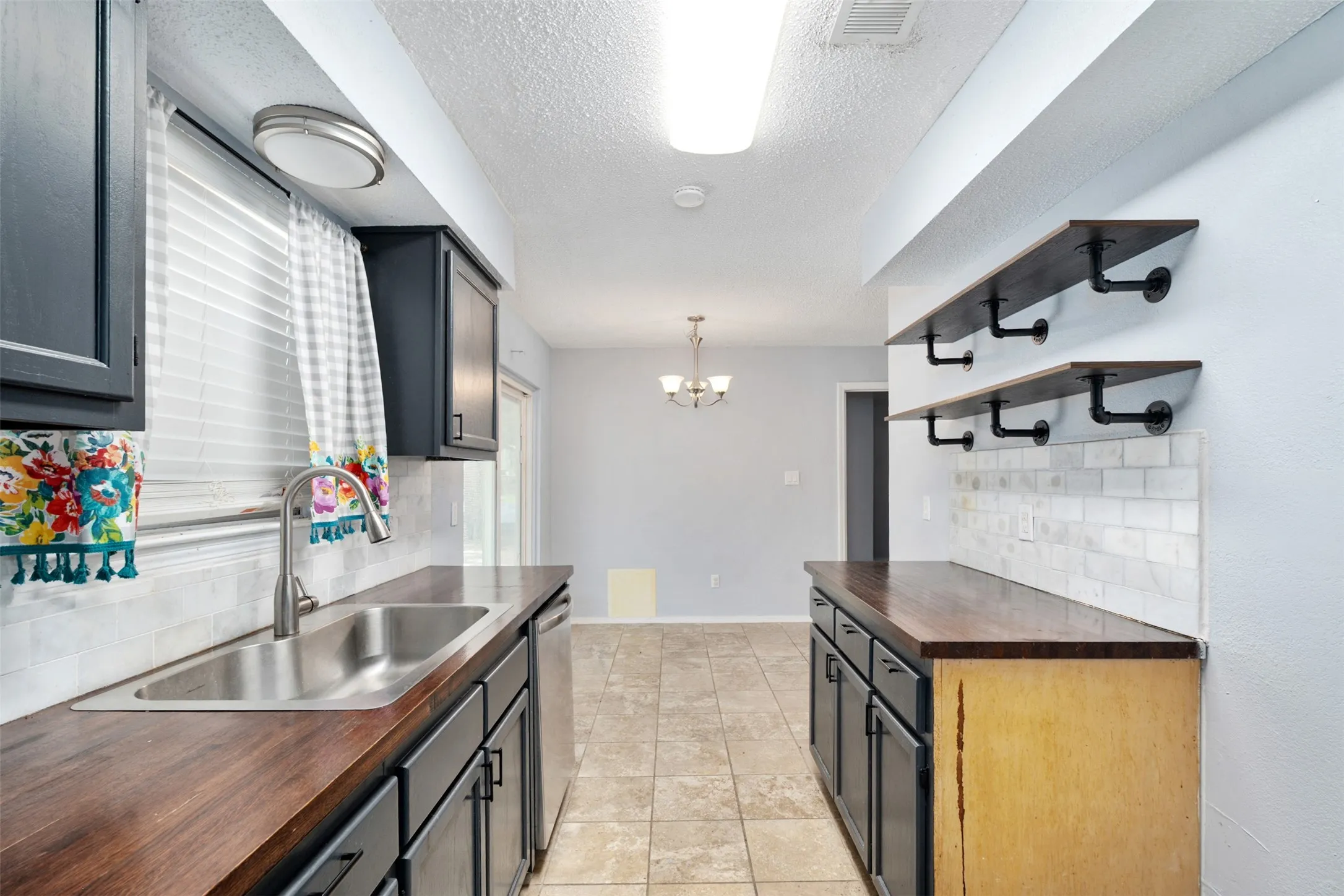Single Family Residence For Sale in Henderson County , 217 Pierce Drive, Mabank, Texas 75156, 3 Bedroom, 2 Bathroom, Garage spaces, 1,452 Sqft, built in 1984, mls#21340459, Real Estate Agent in Mabank, Homes For Sale in Henderson county, Homes For Sale in Mabank, Realtor in Mabank Texas, Real Estate Brokerage Independent Realty Texas, Luminita Cordes Realtor