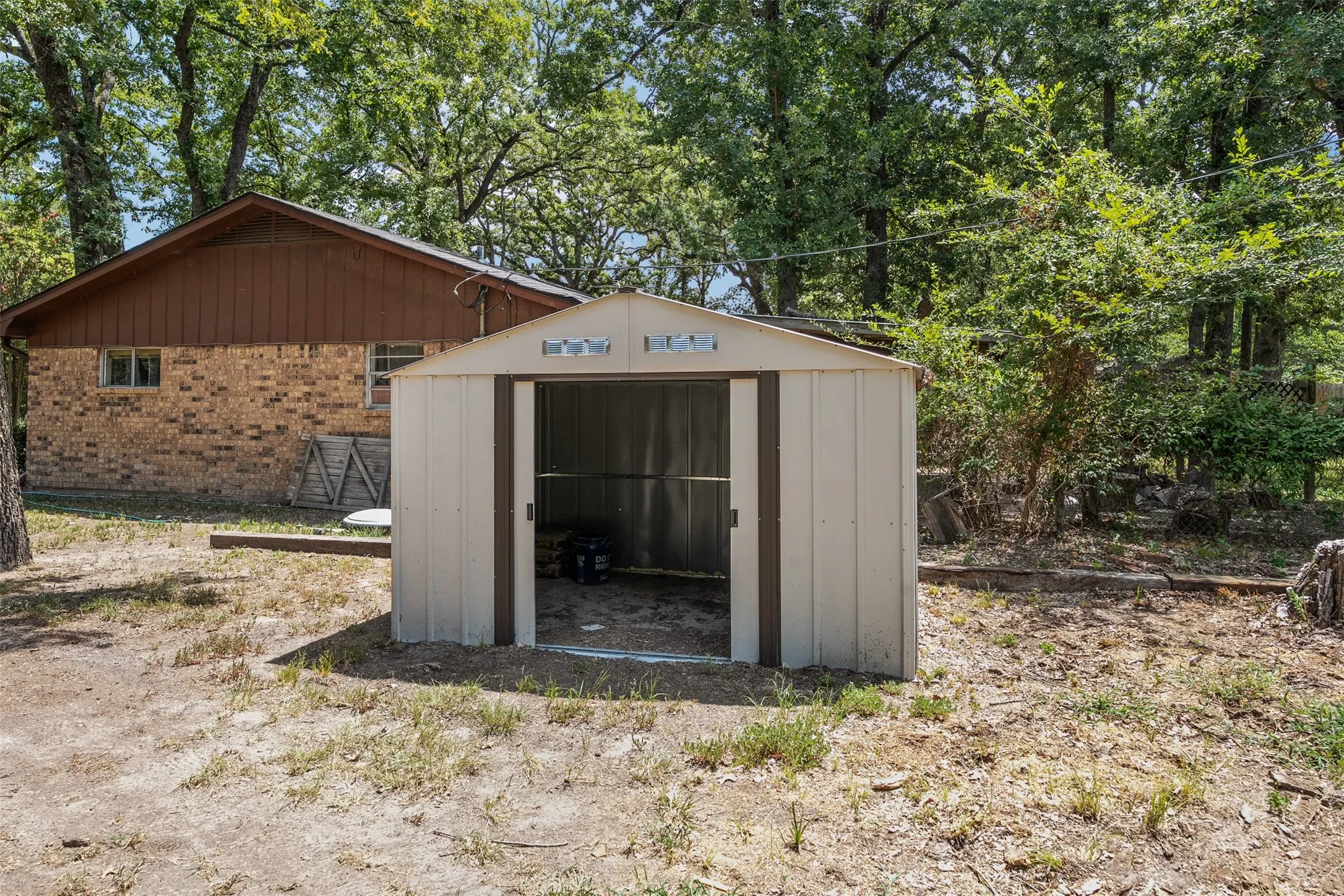 Single Family Residence For Sale in Henderson County , 217 Pierce Drive, Mabank, Texas 75156, 3 Bedroom, 2 Bathroom, Garage spaces, 1,452 Sqft, built in 1984, mls#21340459, Real Estate Agent in Mabank, Homes For Sale in Henderson county, Homes For Sale in Mabank, Realtor in Mabank Texas, Real Estate Brokerage Independent Realty Texas, Luminita Cordes Realtor