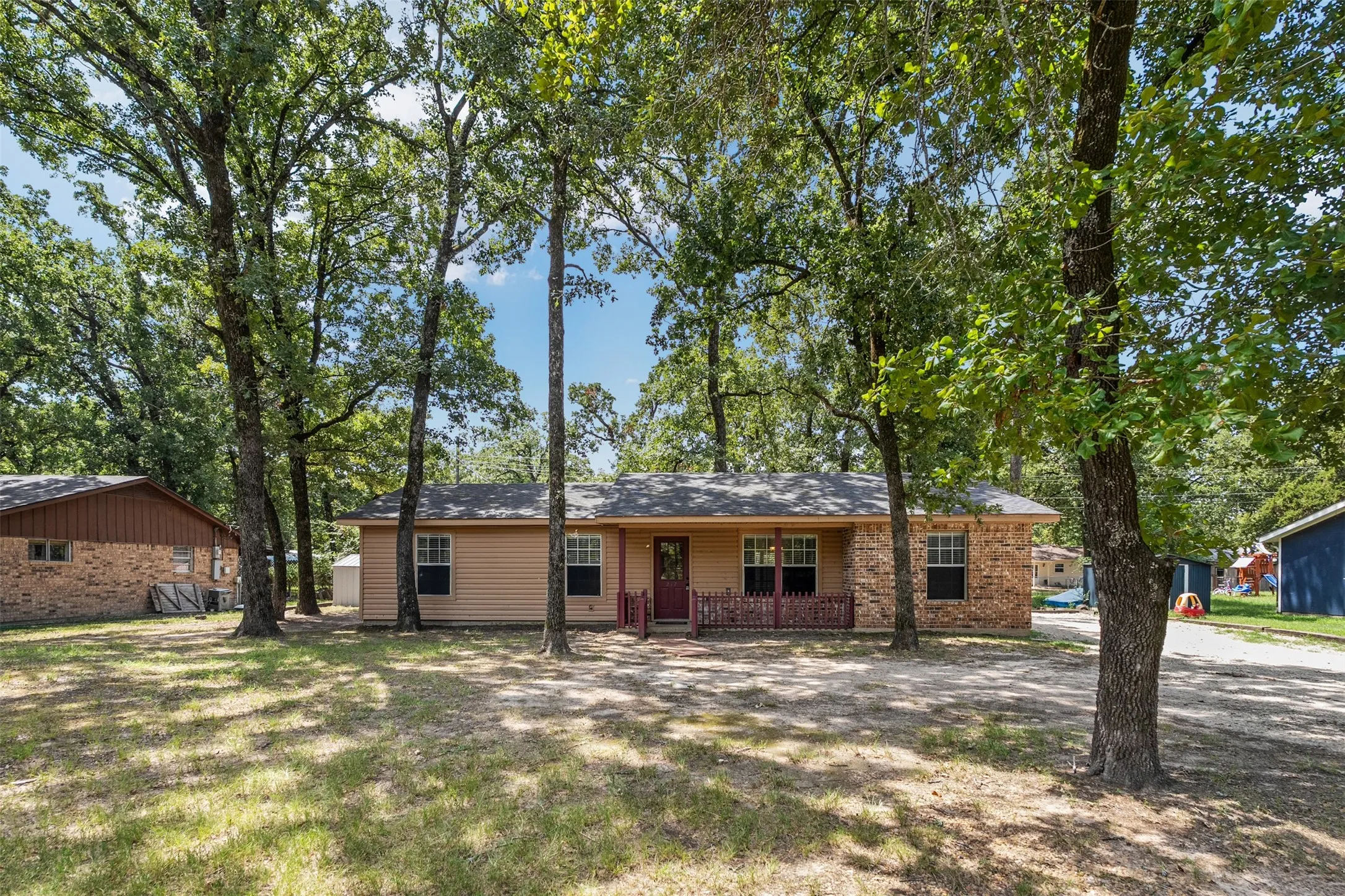 Single Family Residence For Sale in Henderson County , 217 Pierce Drive, Mabank, Texas 75156, 3 Bedroom, 2 Bathroom, Garage spaces, 1,452 Sqft, built in 1984, mls#21340459, Real Estate Agent in Mabank, Homes For Sale in Henderson county, Homes For Sale in Mabank, Realtor in Mabank Texas, Real Estate Brokerage Independent Realty Texas, Luminita Cordes Realtor