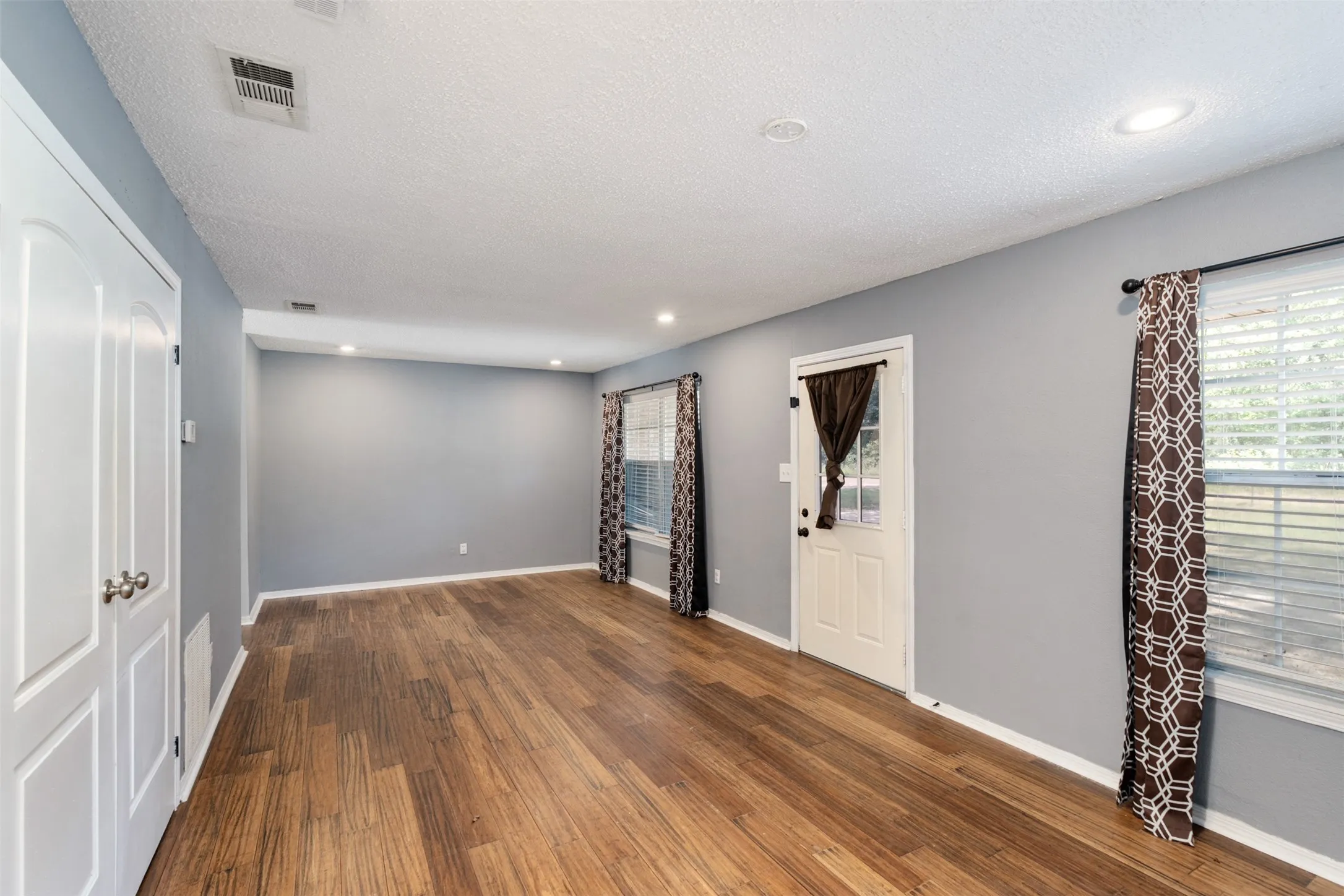Single Family Residence For Sale in Henderson County , 217 Pierce Drive, Mabank, Texas 75156, 3 Bedroom, 2 Bathroom, Garage spaces, 1,452 Sqft, built in 1984, mls#21340459, Real Estate Agent in Mabank, Homes For Sale in Henderson county, Homes For Sale in Mabank, Realtor in Mabank Texas, Real Estate Brokerage Independent Realty Texas, Luminita Cordes Realtor