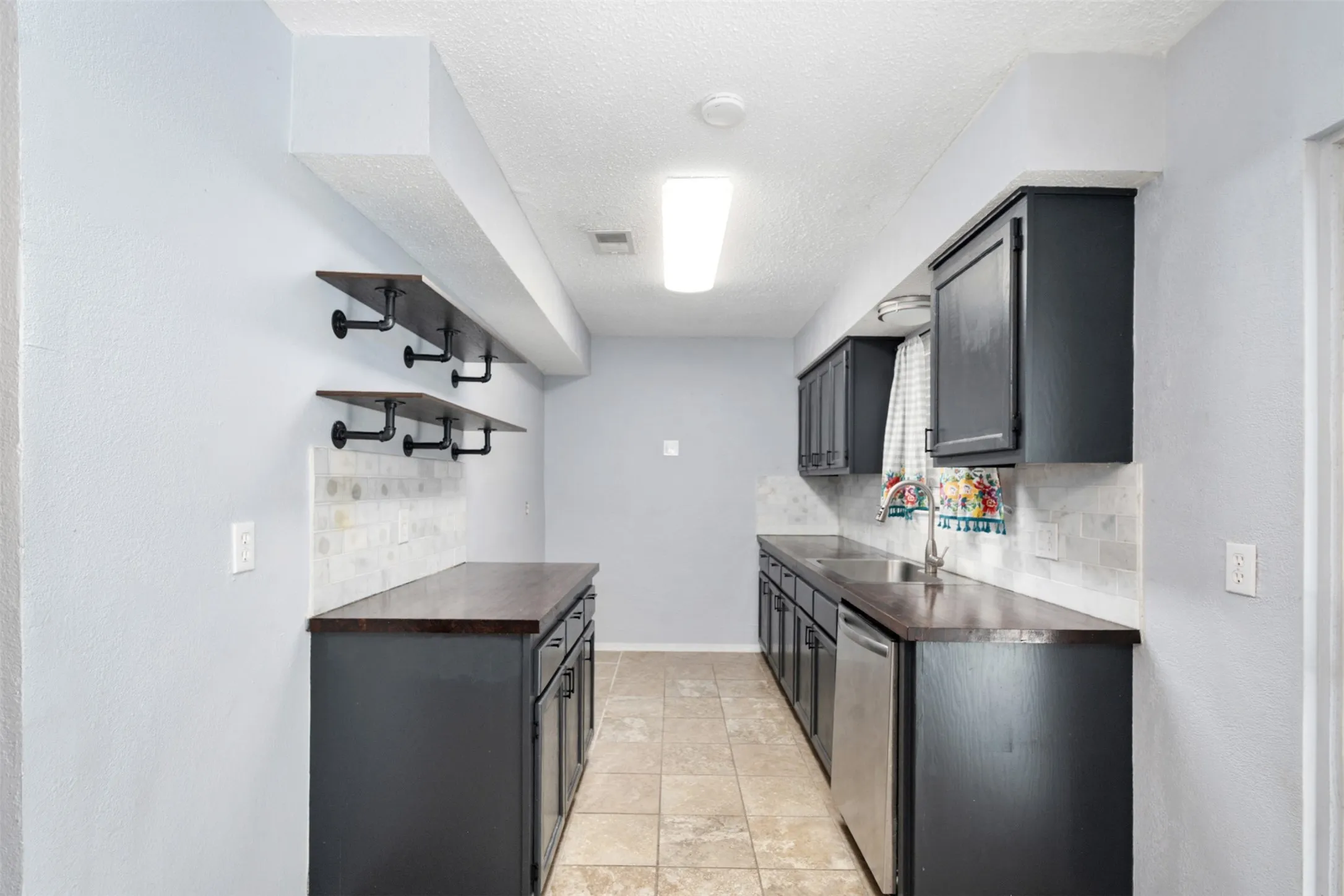 Single Family Residence For Sale in Henderson County , 217 Pierce Drive, Mabank, Texas 75156, 3 Bedroom, 2 Bathroom, Garage spaces, 1,452 Sqft, built in 1984, mls#21340459, Real Estate Agent in Mabank, Homes For Sale in Henderson county, Homes For Sale in Mabank, Realtor in Mabank Texas, Real Estate Brokerage Independent Realty Texas, Luminita Cordes Realtor