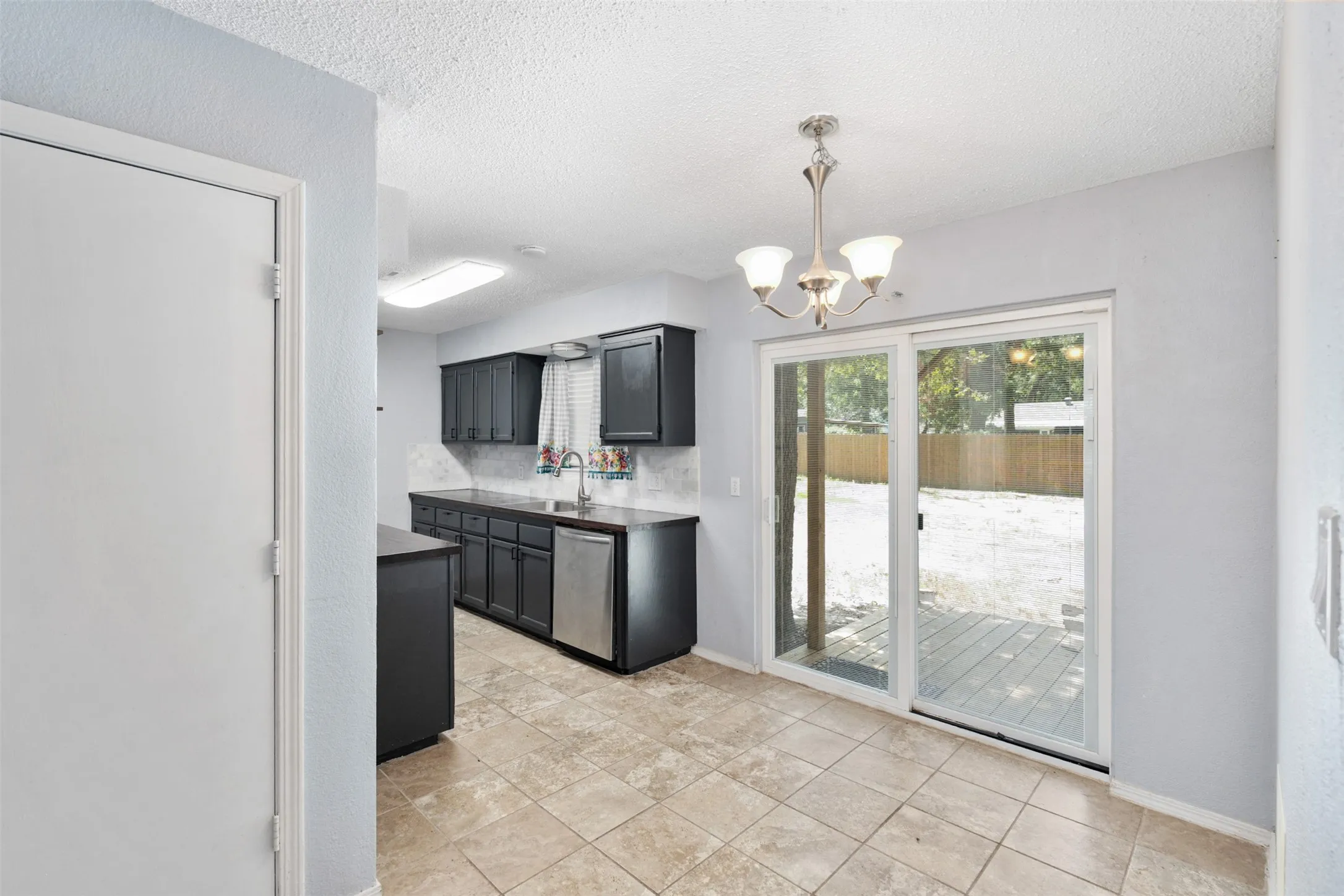Single Family Residence For Sale in Henderson County , 217 Pierce Drive, Mabank, Texas 75156, 3 Bedroom, 2 Bathroom, Garage spaces, 1,452 Sqft, built in 1984, mls#21340459, Real Estate Agent in Mabank, Homes For Sale in Henderson county, Homes For Sale in Mabank, Realtor in Mabank Texas, Real Estate Brokerage Independent Realty Texas, Luminita Cordes Realtor