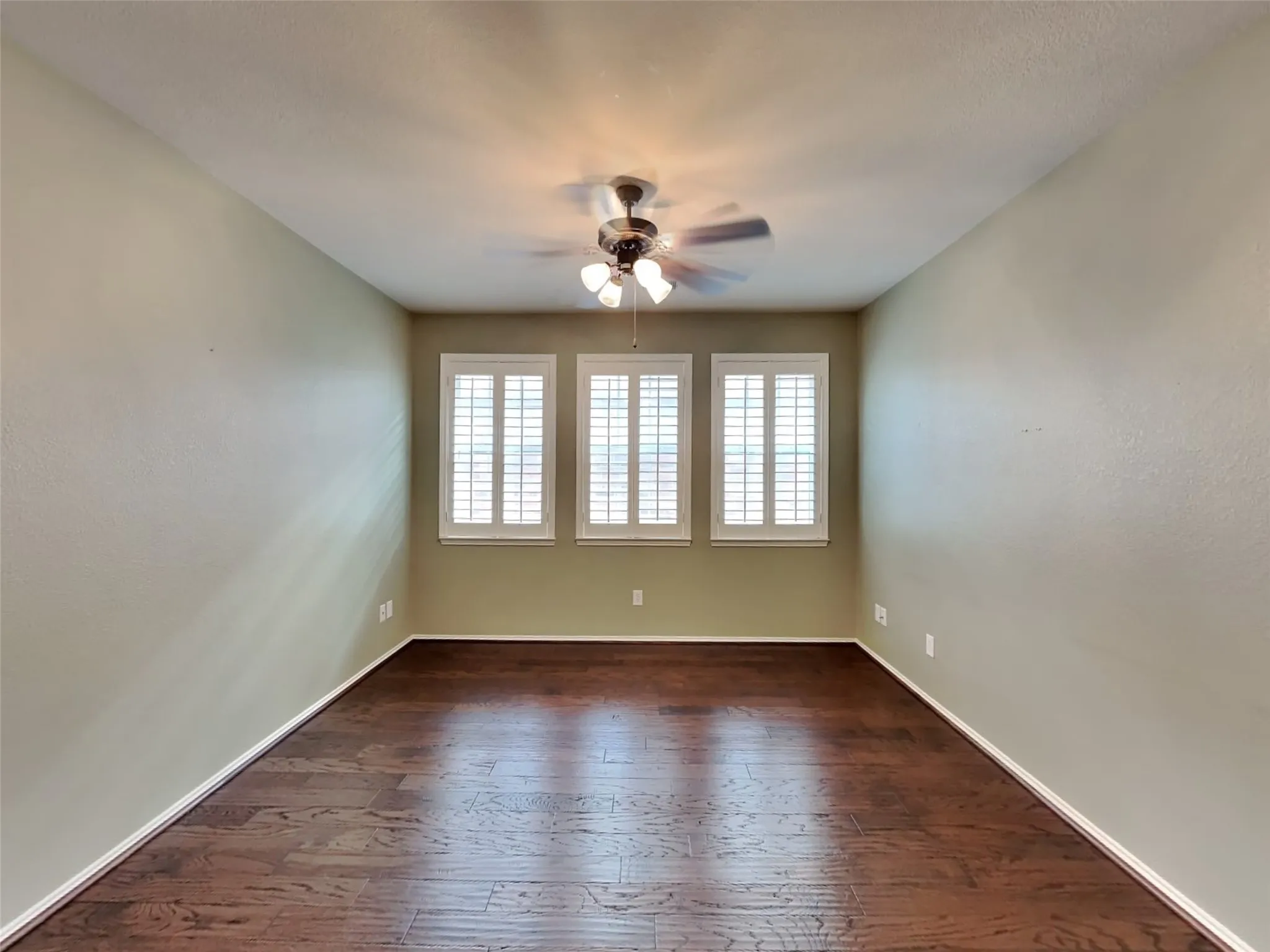 Single Family Residence For Sale in Tarrant County , 226 Knapford, Euless, Texas 76040, 3 Bedroom, 3 Bathroom, 2 Garage spaces, 2,346 Sqft, built in 2010, mls#21346634, Real Estate Agent in Euless, Homes For Sale in Tarrant county, Homes For Sale in Euless, Realtor in Euless Texas, Real Estate Brokerage Independent Realty Texas, Luminita Cordes Realtor