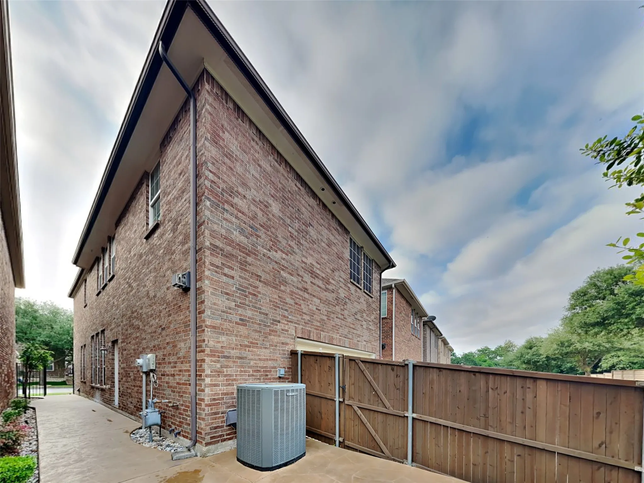 Single Family Residence For Sale in Tarrant County , 226 Knapford, Euless, Texas 76040, 3 Bedroom, 3 Bathroom, 2 Garage spaces, 2,346 Sqft, built in 2010, mls#21346634, Real Estate Agent in Euless, Homes For Sale in Tarrant county, Homes For Sale in Euless, Realtor in Euless Texas, Real Estate Brokerage Independent Realty Texas, Luminita Cordes Realtor