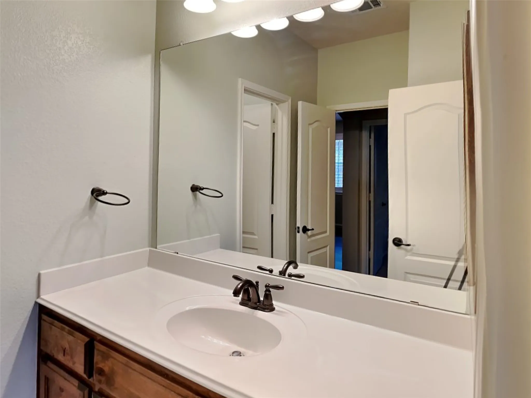 Single Family Residence For Sale in Tarrant County , 226 Knapford, Euless, Texas 76040, 3 Bedroom, 3 Bathroom, 2 Garage spaces, 2,346 Sqft, built in 2010, mls#21346634, Real Estate Agent in Euless, Homes For Sale in Tarrant county, Homes For Sale in Euless, Realtor in Euless Texas, Real Estate Brokerage Independent Realty Texas, Luminita Cordes Realtor