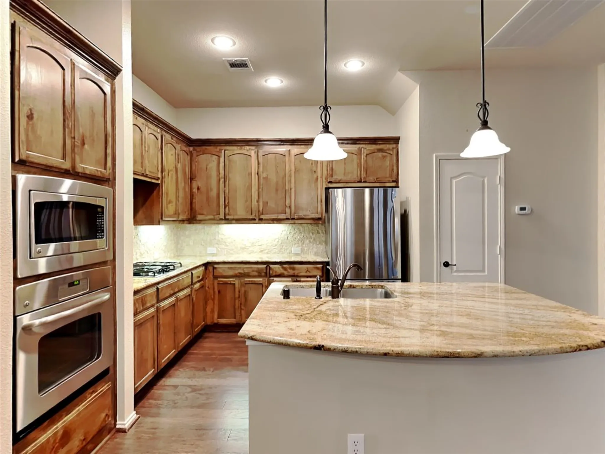 Single Family Residence For Sale in Tarrant County , 226 Knapford, Euless, Texas 76040, 3 Bedroom, 3 Bathroom, 2 Garage spaces, 2,346 Sqft, built in 2010, mls#21346634, Real Estate Agent in Euless, Homes For Sale in Tarrant county, Homes For Sale in Euless, Realtor in Euless Texas, Real Estate Brokerage Independent Realty Texas, Luminita Cordes Realtor