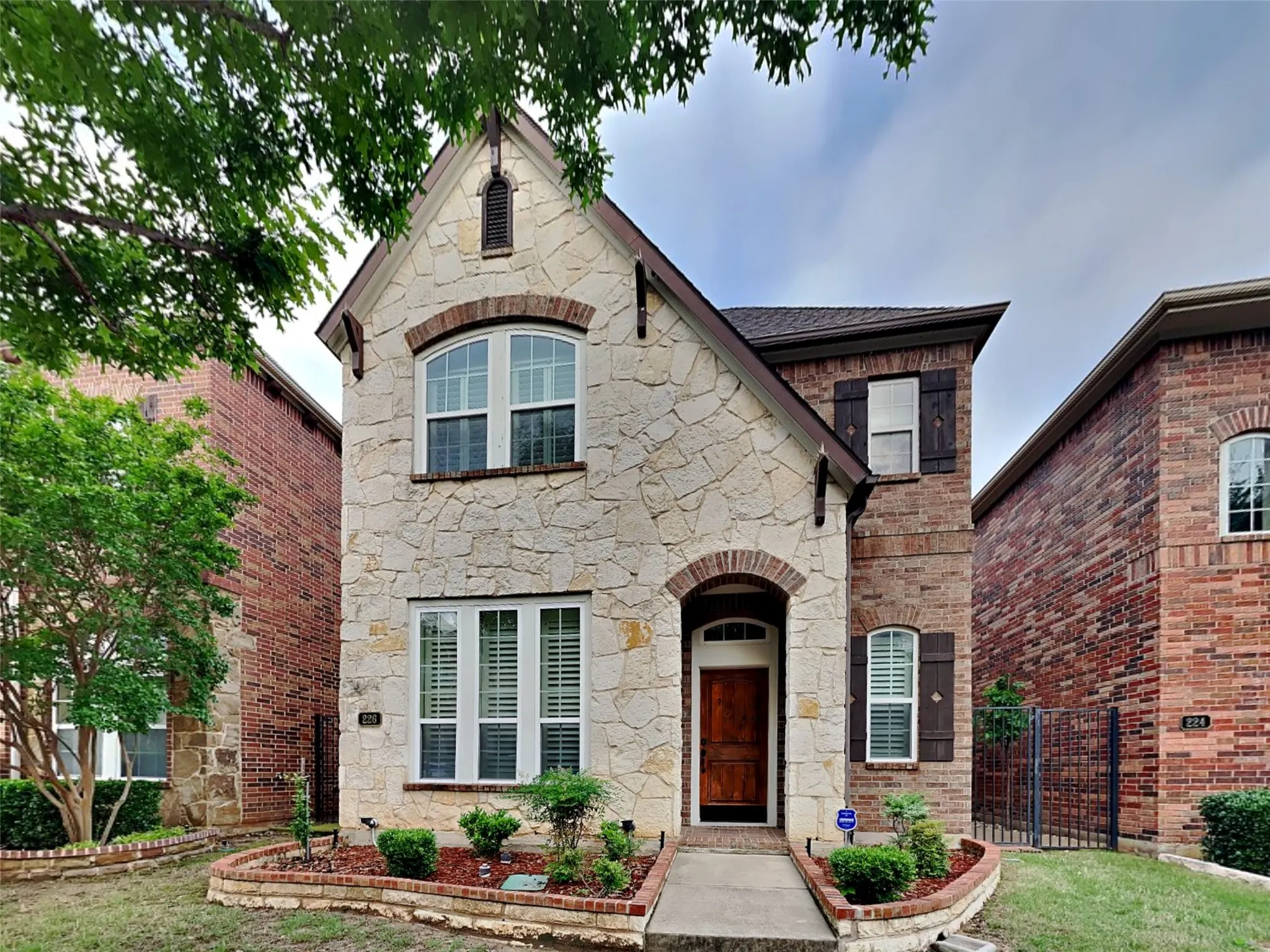 Single Family Residence For Sale in Tarrant County , 226 Knapford, Euless, Texas 76040, 3 Bedroom, 3 Bathroom, 2 Garage spaces, 2,346 Sqft, built in 2010, mls#21346634, Real Estate Agent in Euless, Homes For Sale in Tarrant county, Homes For Sale in Euless, Realtor in Euless Texas, Real Estate Brokerage Independent Realty Texas, Luminita Cordes Realtor