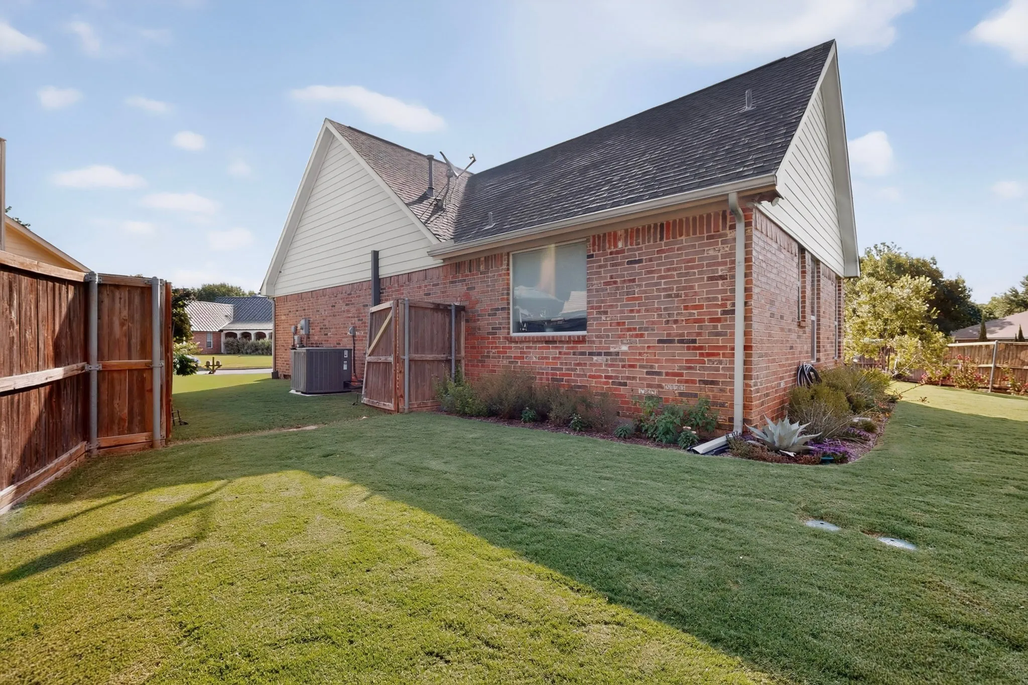 Single Family Residence For Sale in Denton County , 510 Mattie Lane, Lake Dallas, Texas 75065, 3 Bedroom, 2 Bathroom, 2 Garage spaces, 1,695 Sqft, built in 2004, mls#21345763, Real Estate Agent in Lake Dallas, Homes For Sale in Denton county, Homes For Sale in Lake Dallas, Realtor in Lake Dallas Texas, Real Estate Brokerage Independent Realty Texas, Luminita Cordes Realtor