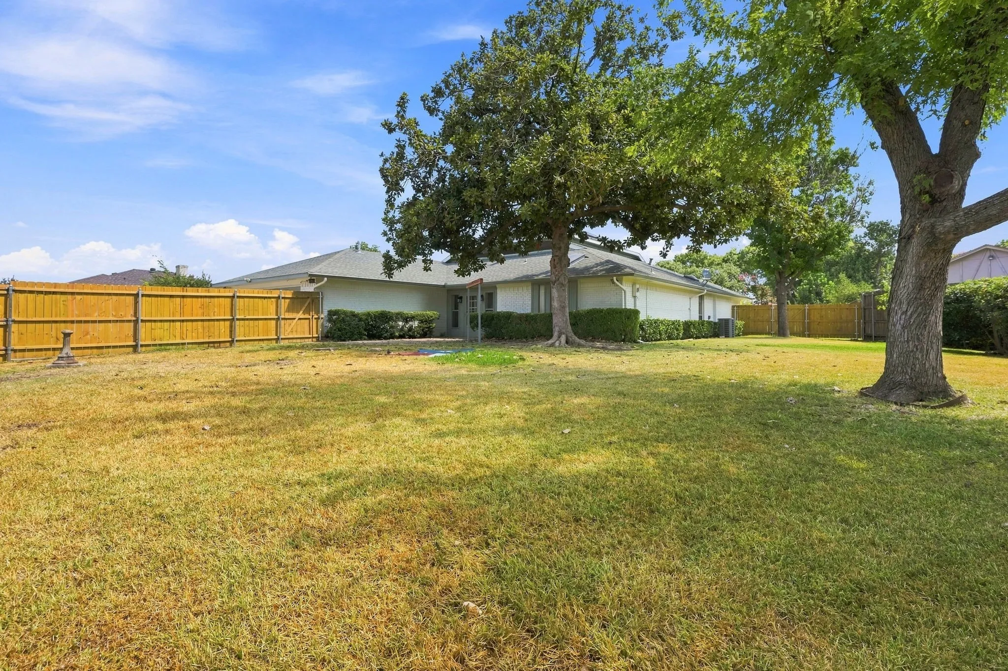 Single Family Residence For Sale in Collin County , 2009 Pueblo Court, Plano, Texas 75074, 3 Bedroom, 4 Bathroom, 2 Garage spaces, 2,723 Sqft, built in 1976, mls#21342335, Real Estate Agent in Plano, Homes For Sale in Collin county, Homes For Sale in Plano, Realtor in Plano Texas, Real Estate Brokerage Independent Realty Texas, Luminita Cordes Realtor