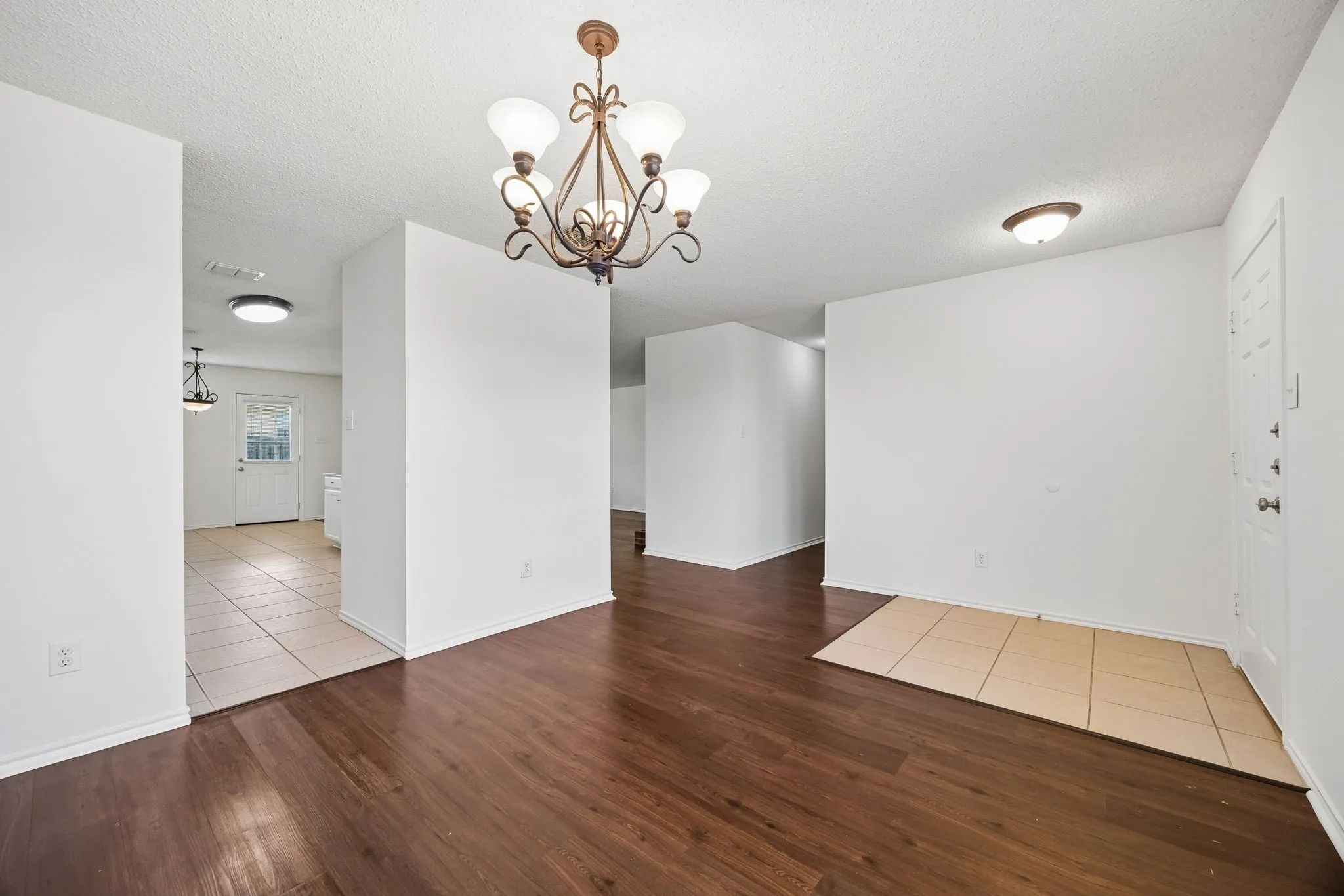 Single Family Residence For Sale in Tarrant County , 1412 Sunflower Court, Burleson, Texas 76028, 4 Bedroom, 2 Bathroom, 2 Garage spaces, 1,949 Sqft, built in 2005, mls#21346651, Real Estate Agent in Burleson, Homes For Sale in Tarrant county, Homes For Sale in Burleson, Realtor in Burleson Texas, Real Estate Brokerage Independent Realty Texas, Luminita Cordes Realtor