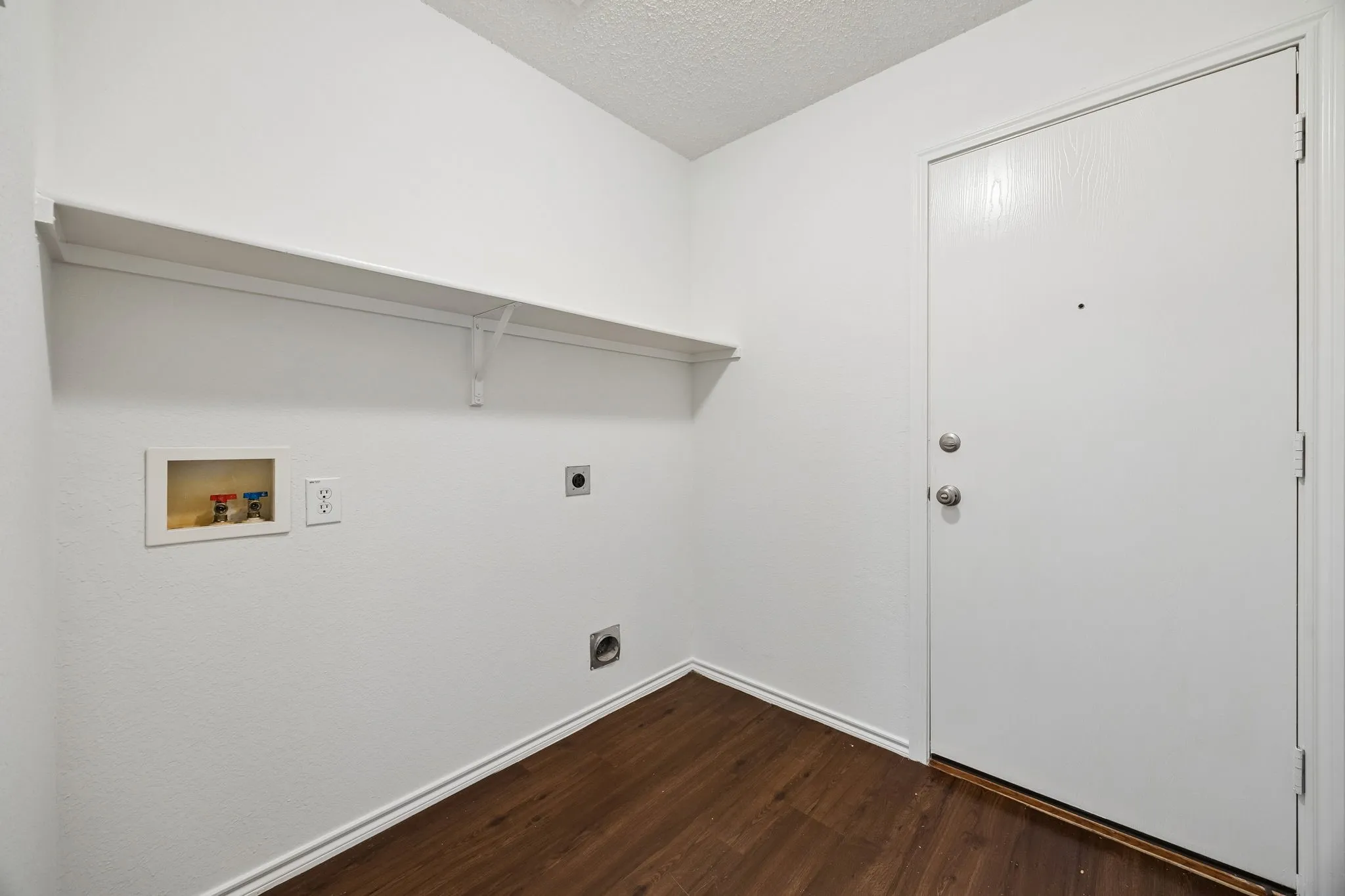 Single Family Residence For Sale in Tarrant County , 1412 Sunflower Court, Burleson, Texas 76028, 4 Bedroom, 2 Bathroom, 2 Garage spaces, 1,949 Sqft, built in 2005, mls#21346651, Real Estate Agent in Burleson, Homes For Sale in Tarrant county, Homes For Sale in Burleson, Realtor in Burleson Texas, Real Estate Brokerage Independent Realty Texas, Luminita Cordes Realtor