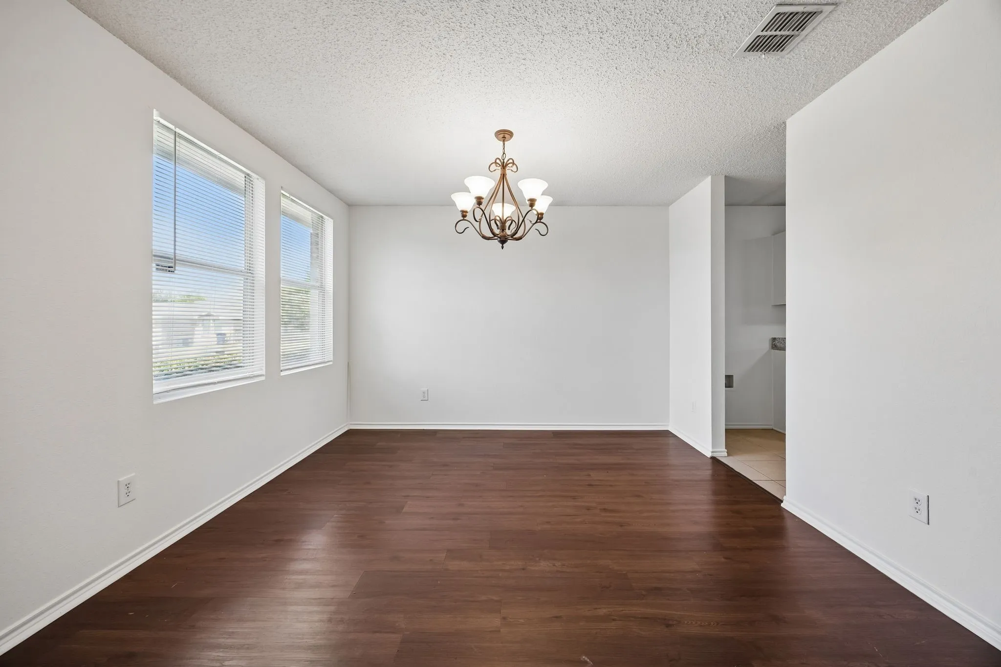Single Family Residence For Sale in Tarrant County , 1412 Sunflower Court, Burleson, Texas 76028, 4 Bedroom, 2 Bathroom, 2 Garage spaces, 1,949 Sqft, built in 2005, mls#21346651, Real Estate Agent in Burleson, Homes For Sale in Tarrant county, Homes For Sale in Burleson, Realtor in Burleson Texas, Real Estate Brokerage Independent Realty Texas, Luminita Cordes Realtor