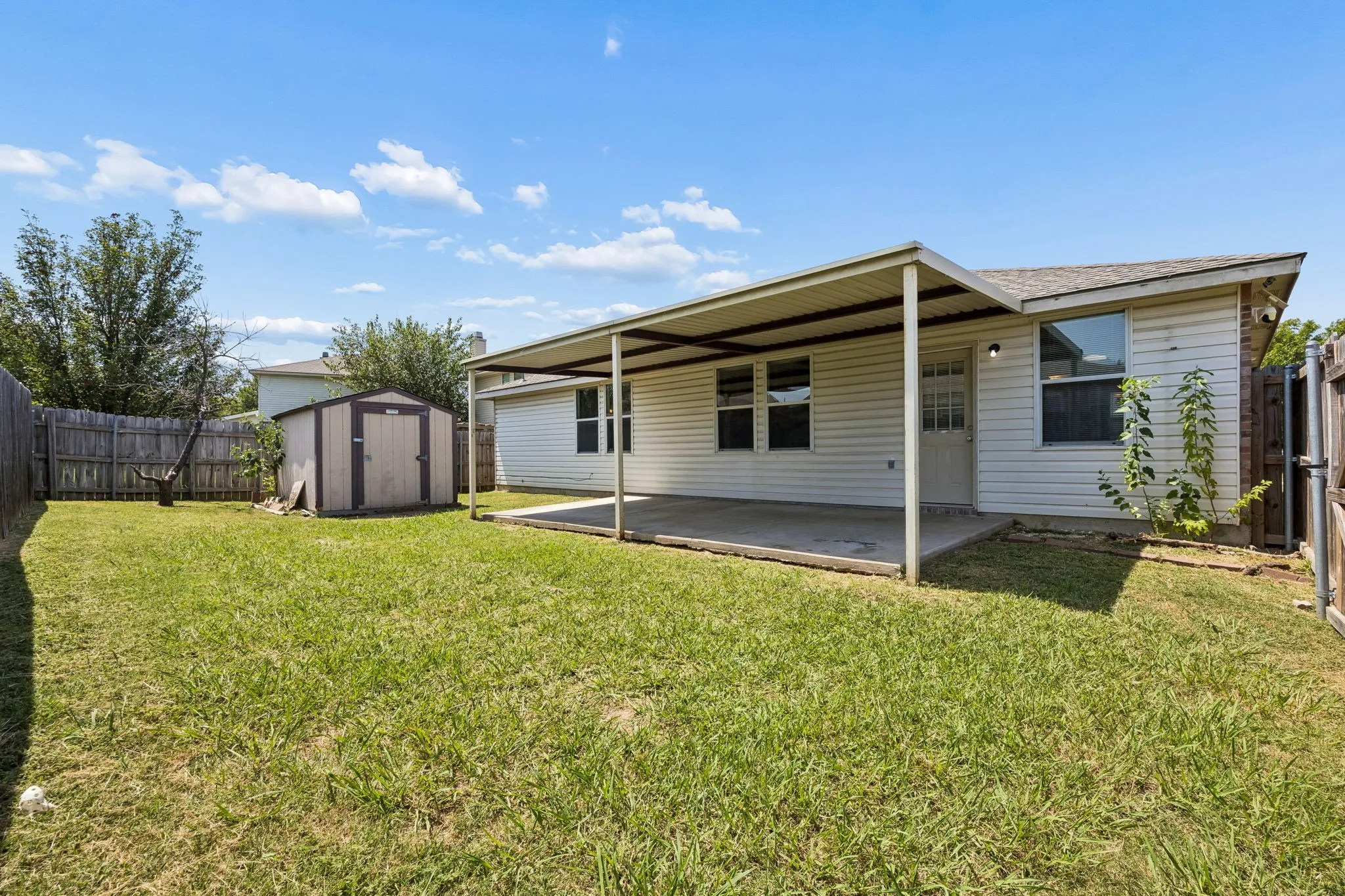 Single Family Residence For Sale in Tarrant County , 1412 Sunflower Court, Burleson, Texas 76028, 4 Bedroom, 2 Bathroom, 2 Garage spaces, 1,949 Sqft, built in 2005, mls#21346651, Real Estate Agent in Burleson, Homes For Sale in Tarrant county, Homes For Sale in Burleson, Realtor in Burleson Texas, Real Estate Brokerage Independent Realty Texas, Luminita Cordes Realtor