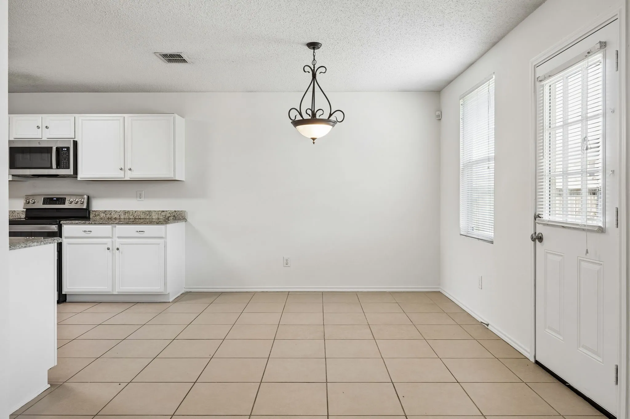 Single Family Residence For Sale in Tarrant County , 1412 Sunflower Court, Burleson, Texas 76028, 4 Bedroom, 2 Bathroom, 2 Garage spaces, 1,949 Sqft, built in 2005, mls#21346651, Real Estate Agent in Burleson, Homes For Sale in Tarrant county, Homes For Sale in Burleson, Realtor in Burleson Texas, Real Estate Brokerage Independent Realty Texas, Luminita Cordes Realtor