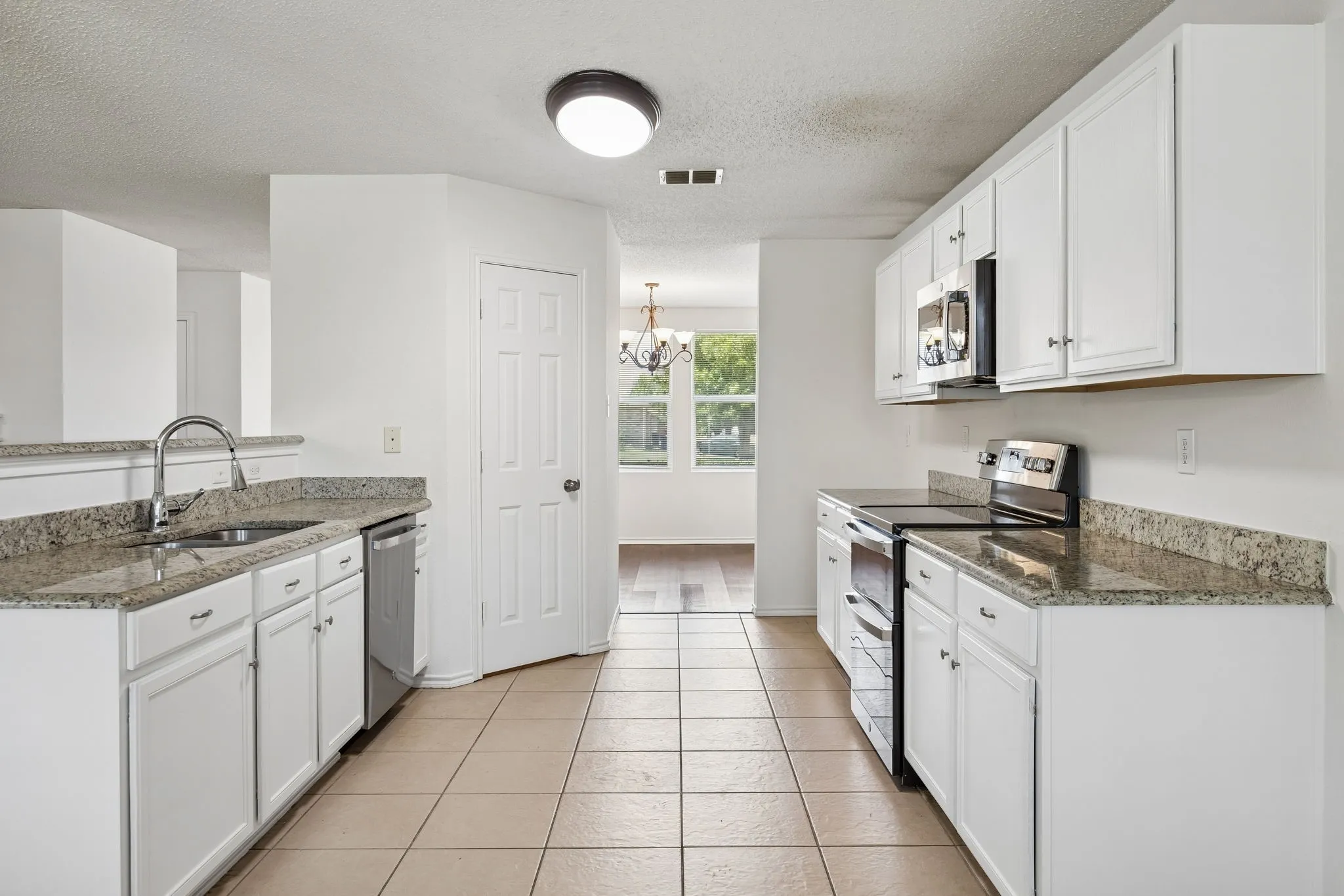 Single Family Residence For Sale in Tarrant County , 1412 Sunflower Court, Burleson, Texas 76028, 4 Bedroom, 2 Bathroom, 2 Garage spaces, 1,949 Sqft, built in 2005, mls#21346651, Real Estate Agent in Burleson, Homes For Sale in Tarrant county, Homes For Sale in Burleson, Realtor in Burleson Texas, Real Estate Brokerage Independent Realty Texas, Luminita Cordes Realtor