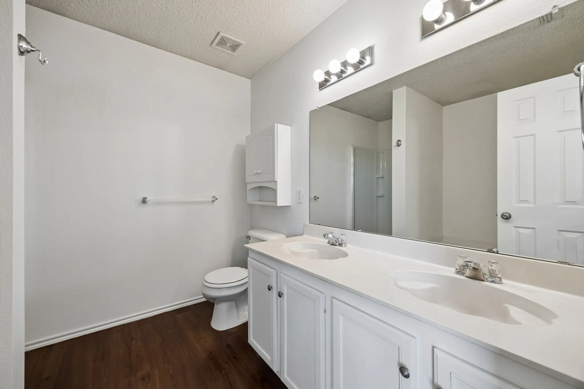 Single Family Residence For Sale in Tarrant County , 1412 Sunflower Court, Burleson, Texas 76028, 4 Bedroom, 2 Bathroom, 2 Garage spaces, 1,949 Sqft, built in 2005, mls#21346651, Real Estate Agent in Burleson, Homes For Sale in Tarrant county, Homes For Sale in Burleson, Realtor in Burleson Texas, Real Estate Brokerage Independent Realty Texas, Luminita Cordes Realtor
