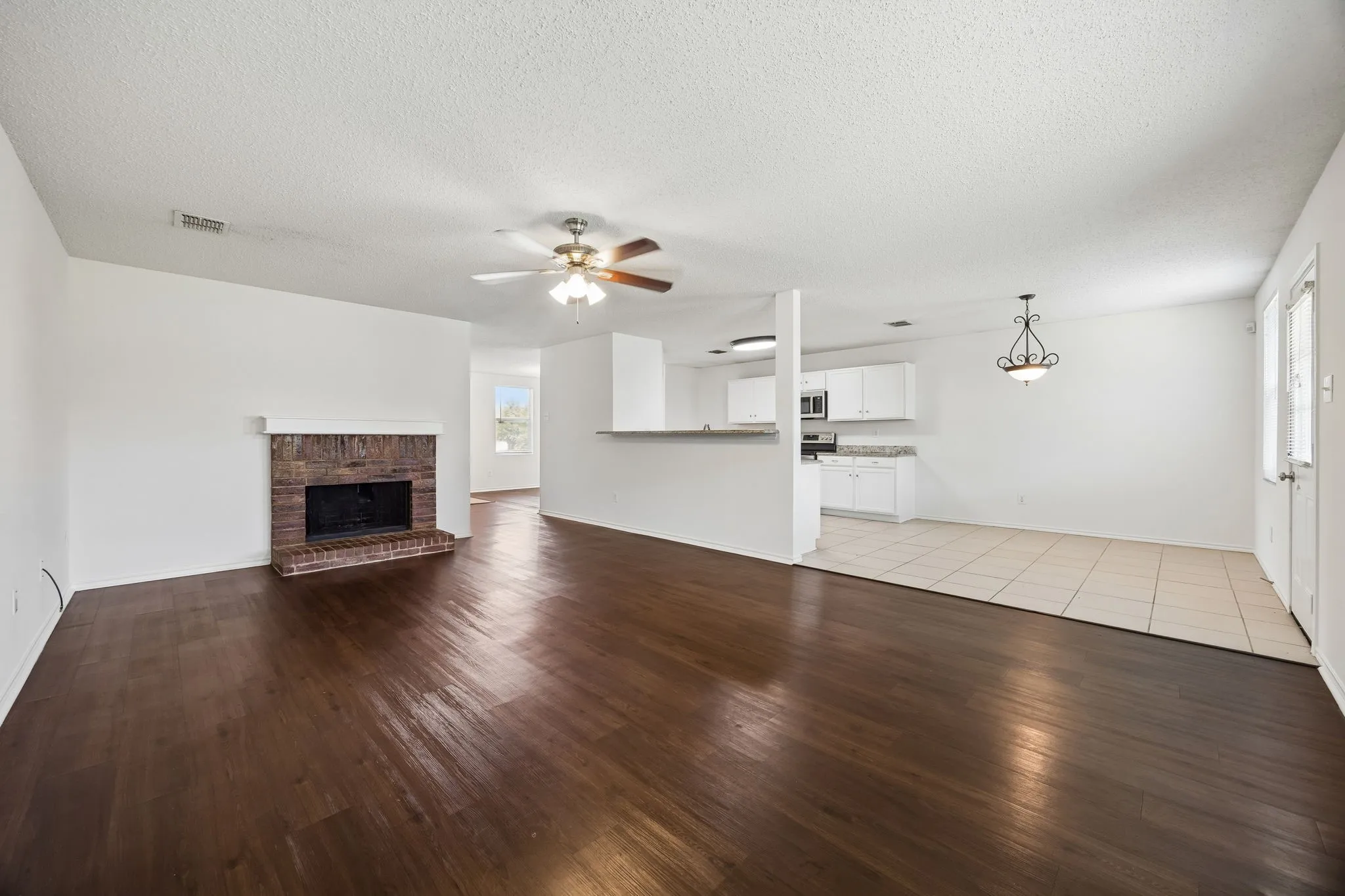 Single Family Residence For Sale in Tarrant County , 1412 Sunflower Court, Burleson, Texas 76028, 4 Bedroom, 2 Bathroom, 2 Garage spaces, 1,949 Sqft, built in 2005, mls#21346651, Real Estate Agent in Burleson, Homes For Sale in Tarrant county, Homes For Sale in Burleson, Realtor in Burleson Texas, Real Estate Brokerage Independent Realty Texas, Luminita Cordes Realtor
