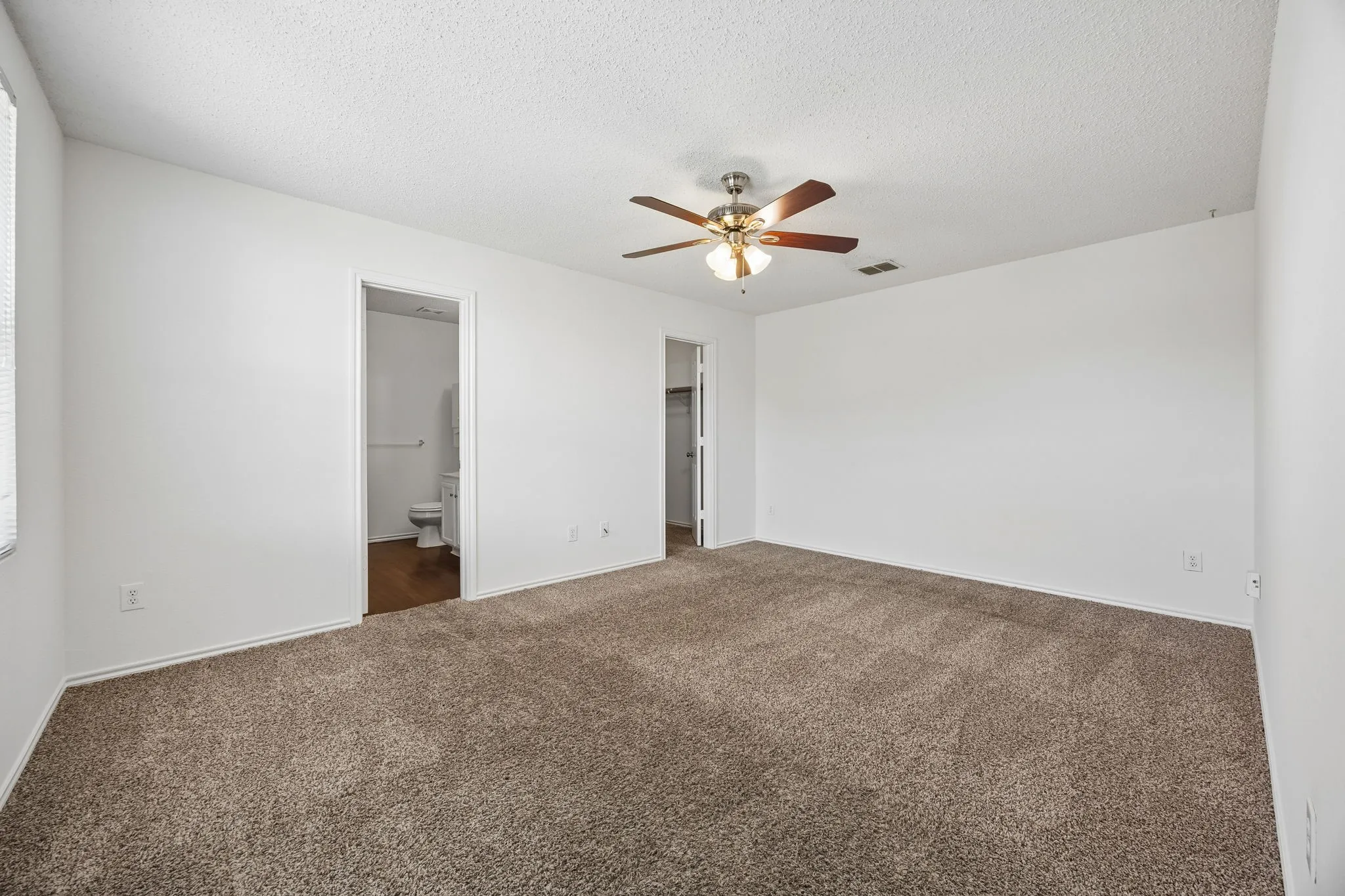 Single Family Residence For Sale in Tarrant County , 1412 Sunflower Court, Burleson, Texas 76028, 4 Bedroom, 2 Bathroom, 2 Garage spaces, 1,949 Sqft, built in 2005, mls#21346651, Real Estate Agent in Burleson, Homes For Sale in Tarrant county, Homes For Sale in Burleson, Realtor in Burleson Texas, Real Estate Brokerage Independent Realty Texas, Luminita Cordes Realtor