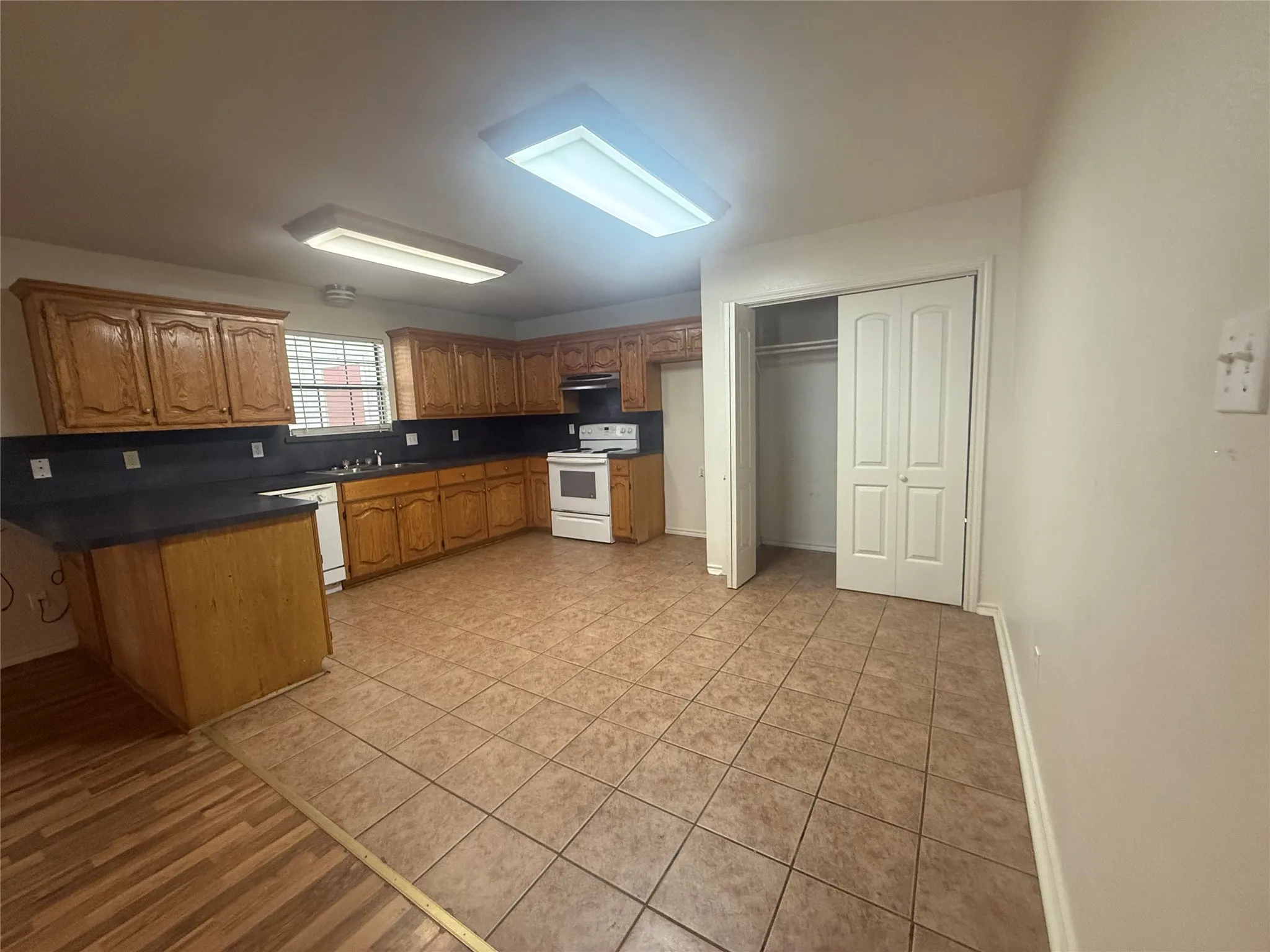 Duplex For Sale in Fannin County , 600 & 602 Cedar Street, Bonham, Texas 75418, 2 Bedroom, 1 Bathroom, Garage spaces, 0 Sqft, built in 1998, Price $245,000, mls#21345633, Real Estate Agent in Bonham, Homes For Sale in Fannin county, Homes For Sale in Bonham, Realtor in Bonham Texas, Real Estate Brokerage Independent Realty Texas, Luminita Cordes Realtor