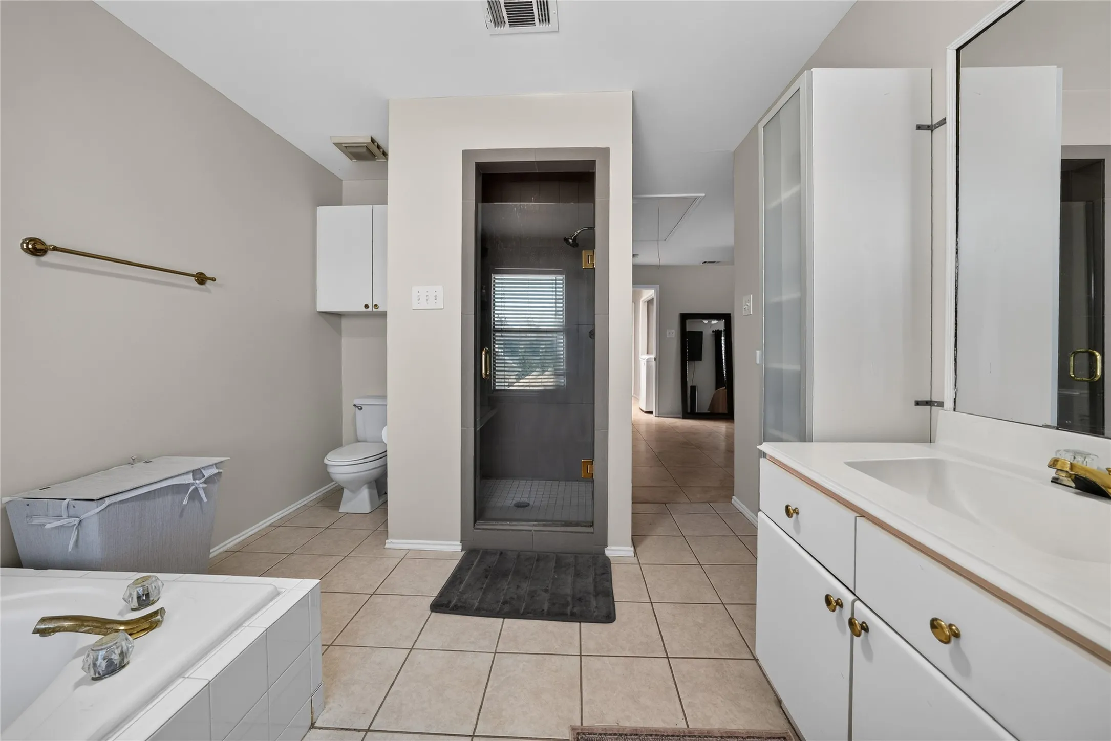 Single Family Residence For Rent in Collin County , 6015 Homestead Court, Dallas, Texas 75252, 3 Bedroom, 3 Bathroom, 2 Garage spaces, 1,905 Sqft, built in 1991, mls#21334762, Real Estate Agent in Dallas, Homes For Rent in Collin county, Homes For Rent in Dallas, Realtor in Dallas Texas, Real Estate Brokerage Independent Realty Texas, Luminita Cordes Realtor