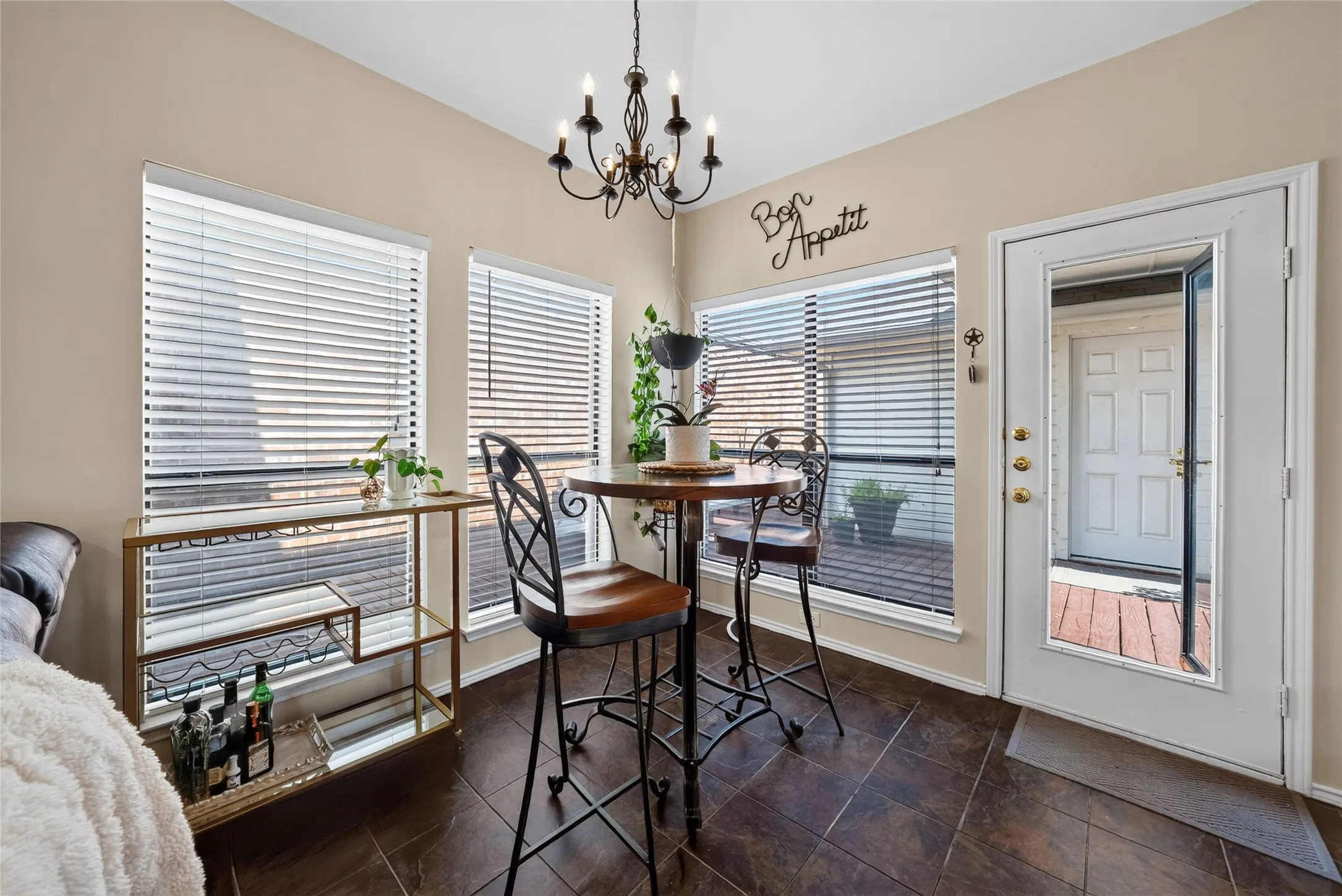 Single Family Residence For Rent in Collin County , 6015 Homestead Court, Dallas, Texas 75252, 3 Bedroom, 3 Bathroom, 2 Garage spaces, 1,905 Sqft, built in 1991, mls#21334762, Real Estate Agent in Dallas, Homes For Rent in Collin county, Homes For Rent in Dallas, Realtor in Dallas Texas, Real Estate Brokerage Independent Realty Texas, Luminita Cordes Realtor