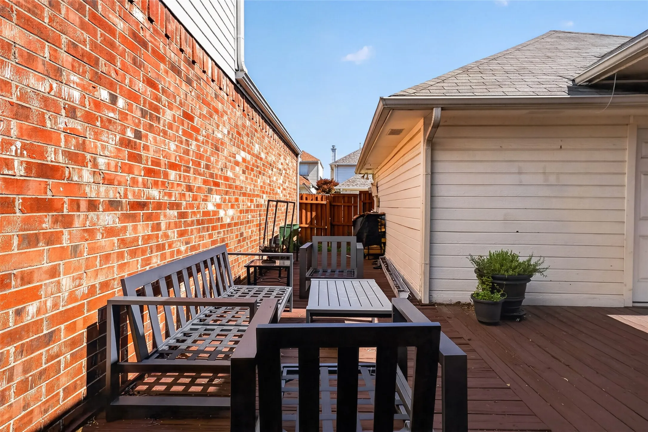 Single Family Residence For Rent in Collin County , 6015 Homestead Court, Dallas, Texas 75252, 3 Bedroom, 3 Bathroom, 2 Garage spaces, 1,905 Sqft, built in 1991, mls#21334762, Real Estate Agent in Dallas, Homes For Rent in Collin county, Homes For Rent in Dallas, Realtor in Dallas Texas, Real Estate Brokerage Independent Realty Texas, Luminita Cordes Realtor