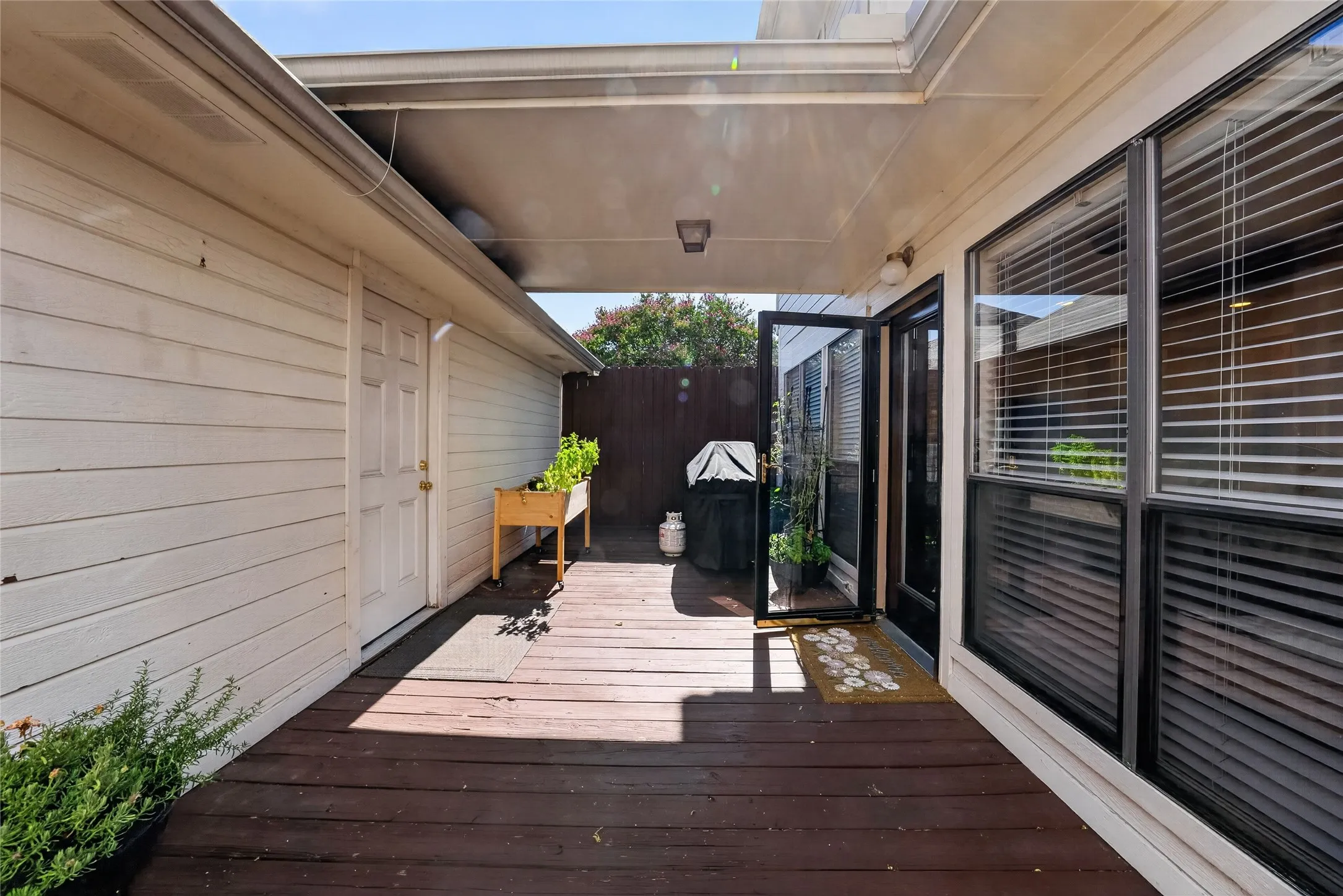 Single Family Residence For Rent in Collin County , 6015 Homestead Court, Dallas, Texas 75252, 3 Bedroom, 3 Bathroom, 2 Garage spaces, 1,905 Sqft, built in 1991, mls#21334762, Real Estate Agent in Dallas, Homes For Rent in Collin county, Homes For Rent in Dallas, Realtor in Dallas Texas, Real Estate Brokerage Independent Realty Texas, Luminita Cordes Realtor