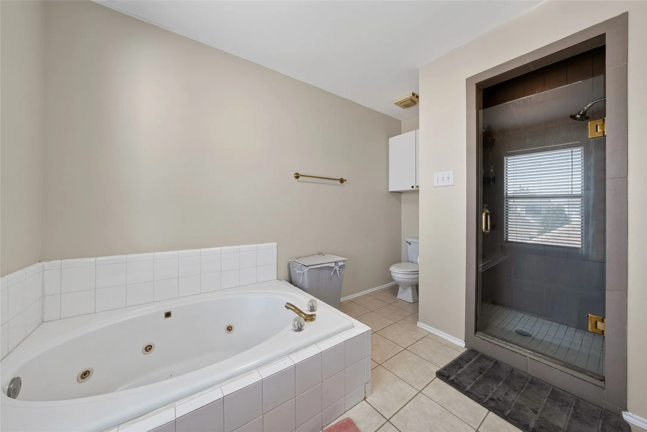 Single Family Residence For Rent in Collin County , 6015 Homestead Court, Dallas, Texas 75252, 3 Bedroom, 3 Bathroom, 2 Garage spaces, 1,905 Sqft, built in 1991, mls#21334762, Real Estate Agent in Dallas, Homes For Rent in Collin county, Homes For Rent in Dallas, Realtor in Dallas Texas, Real Estate Brokerage Independent Realty Texas, Luminita Cordes Realtor
