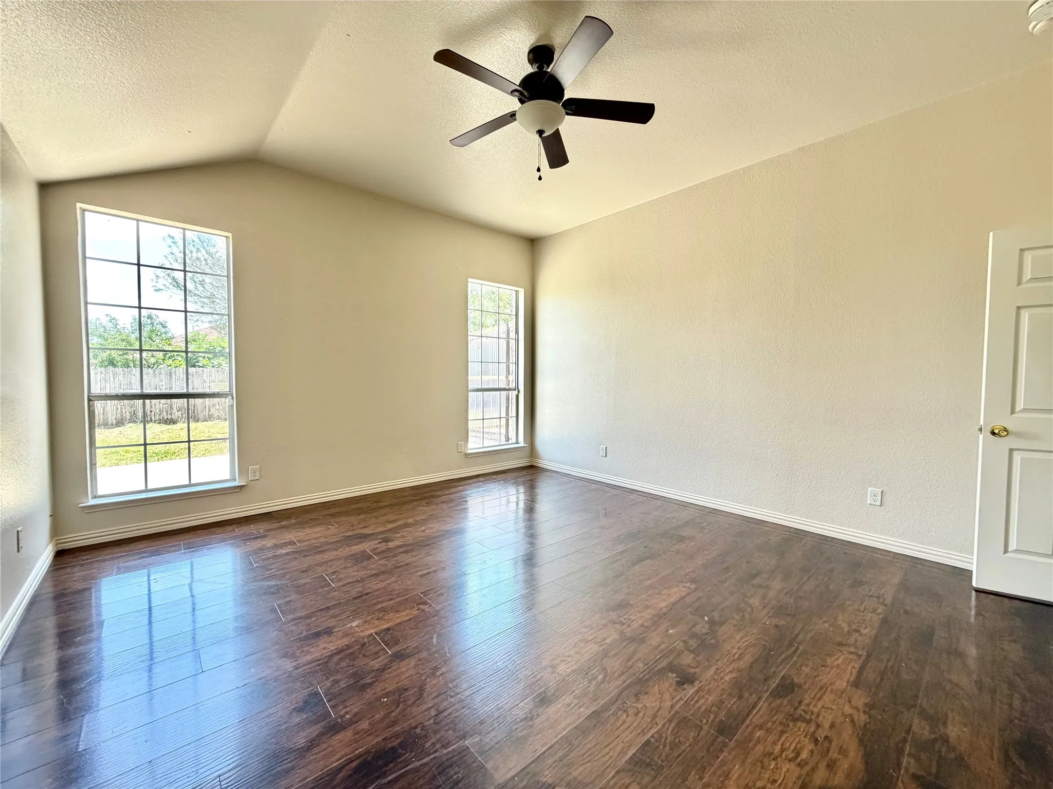 Single Family Residence For Sale in Dallas County , 5408 Dove Drive, Dallas, Texas 75236, 4 Bedroom, 3 Bathroom, 2 Garage spaces, 2,389 Sqft, built in 2001, mls#21346408, Real Estate Agent in Dallas, Homes For Sale in Dallas county, Homes For Sale in Dallas, Realtor in Dallas Texas, Real Estate Brokerage Independent Realty Texas, Luminita Cordes Realtor
