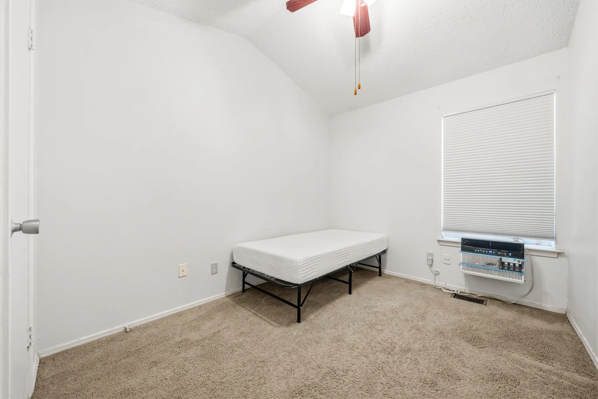 Condominium For Sale in Mc Lennan County , 600 Bagby Avenue 4C, Waco, Texas 76706, 3 Bedroom, 3 Bathroom, Garage spaces, 1,206 Sqft, built in 1986, mls#21343323, Real Estate Agent in Waco, Homes For Sale in Mc Lennan county, Homes For Sale in Waco, Realtor in Waco Texas, Real Estate Brokerage Independent Realty Texas, Luminita Cordes Realtor