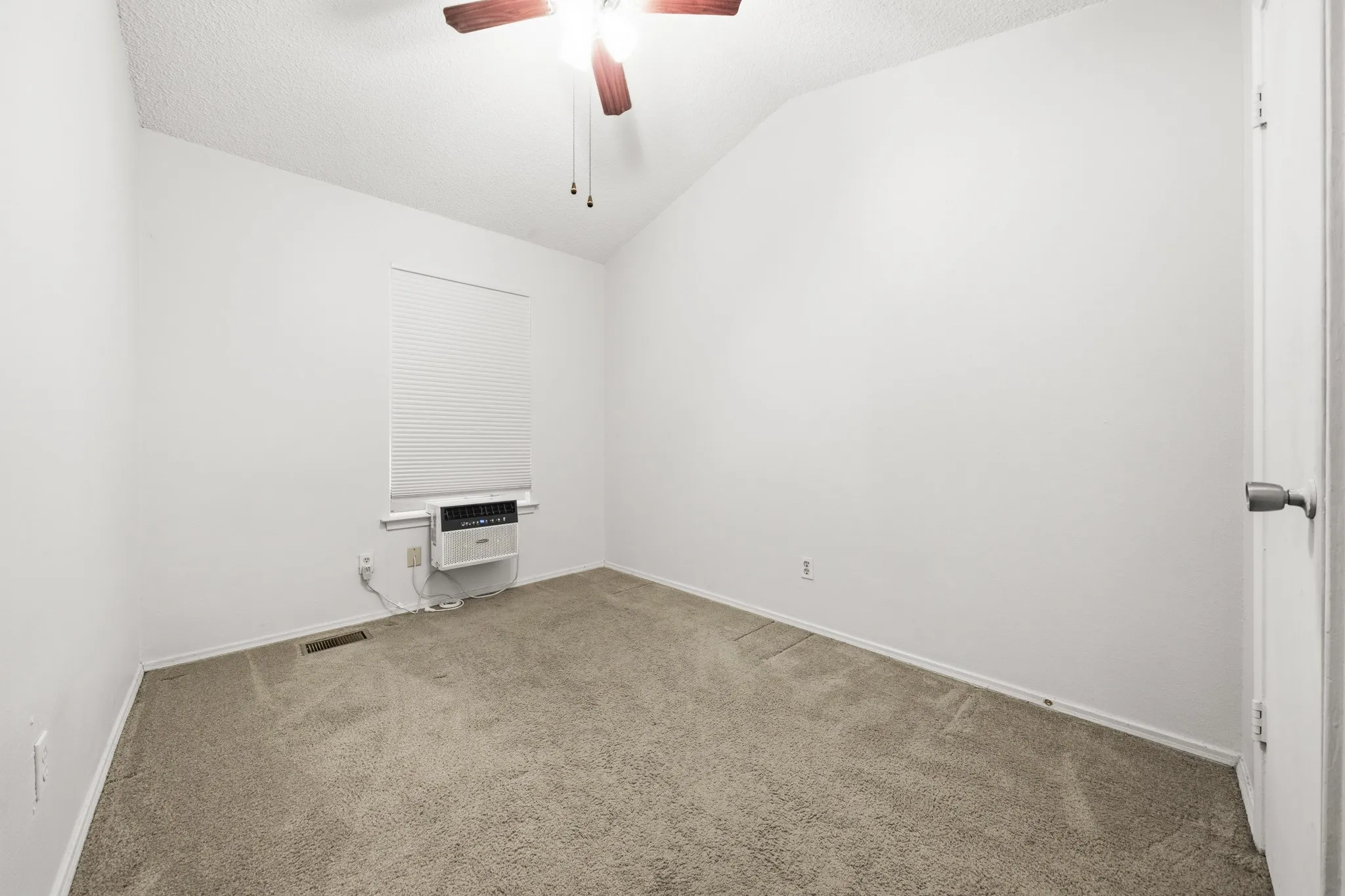 Condominium For Sale in Mc Lennan County , 600 Bagby Avenue 4C, Waco, Texas 76706, 3 Bedroom, 3 Bathroom, Garage spaces, 1,206 Sqft, built in 1986, mls#21343323, Real Estate Agent in Waco, Homes For Sale in Mc Lennan county, Homes For Sale in Waco, Realtor in Waco Texas, Real Estate Brokerage Independent Realty Texas, Luminita Cordes Realtor