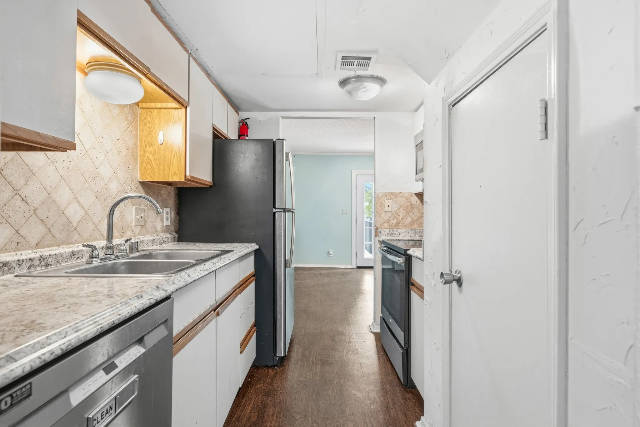 Condominium For Sale in Mc Lennan County , 600 Bagby Avenue 4C, Waco, Texas 76706, 3 Bedroom, 3 Bathroom, Garage spaces, 1,206 Sqft, built in 1986, mls#21343323, Real Estate Agent in Waco, Homes For Sale in Mc Lennan county, Homes For Sale in Waco, Realtor in Waco Texas, Real Estate Brokerage Independent Realty Texas, Luminita Cordes Realtor